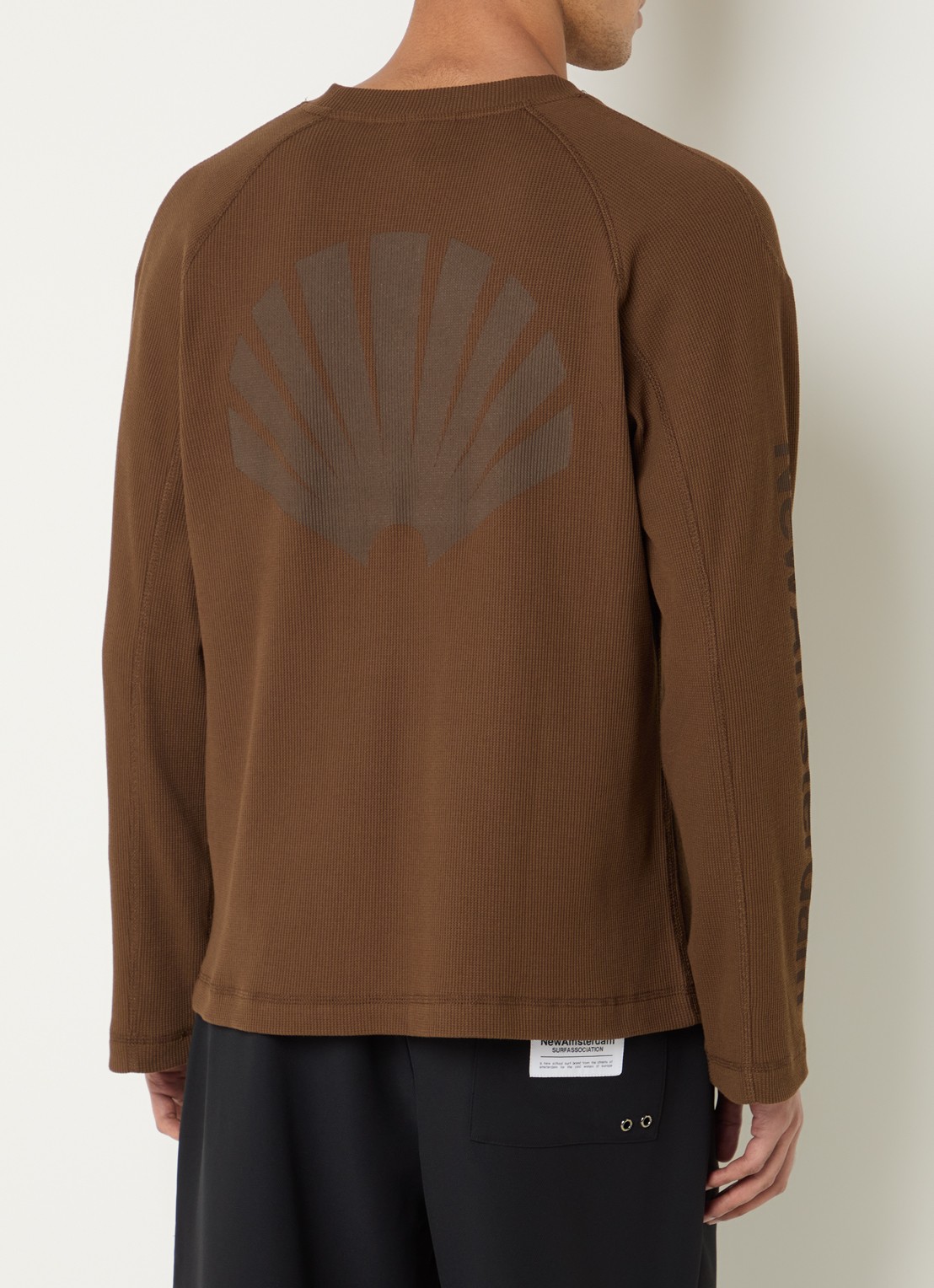 New Amsterdam Surf Association  Longsleeve met logo- en backprint - achterkant bruin