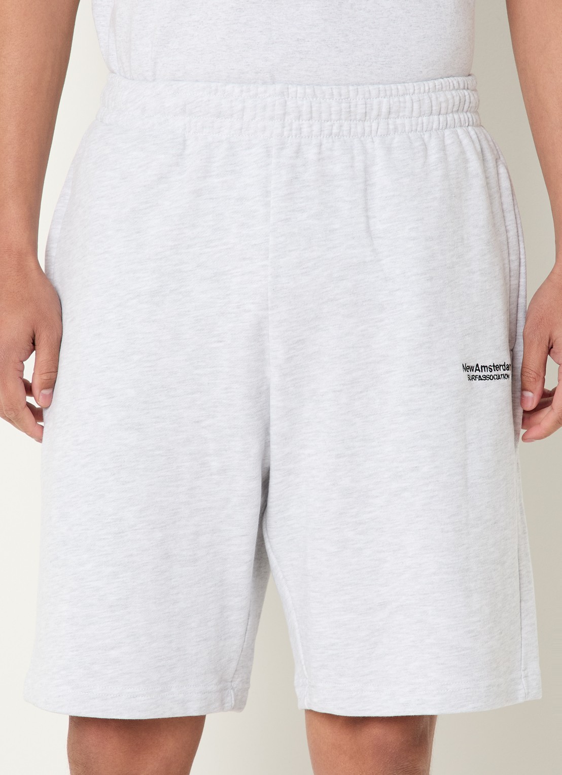 New Amsterdam Surf Association Loose fit korte joggingbroek met logo - detail 4 lichtgrijs