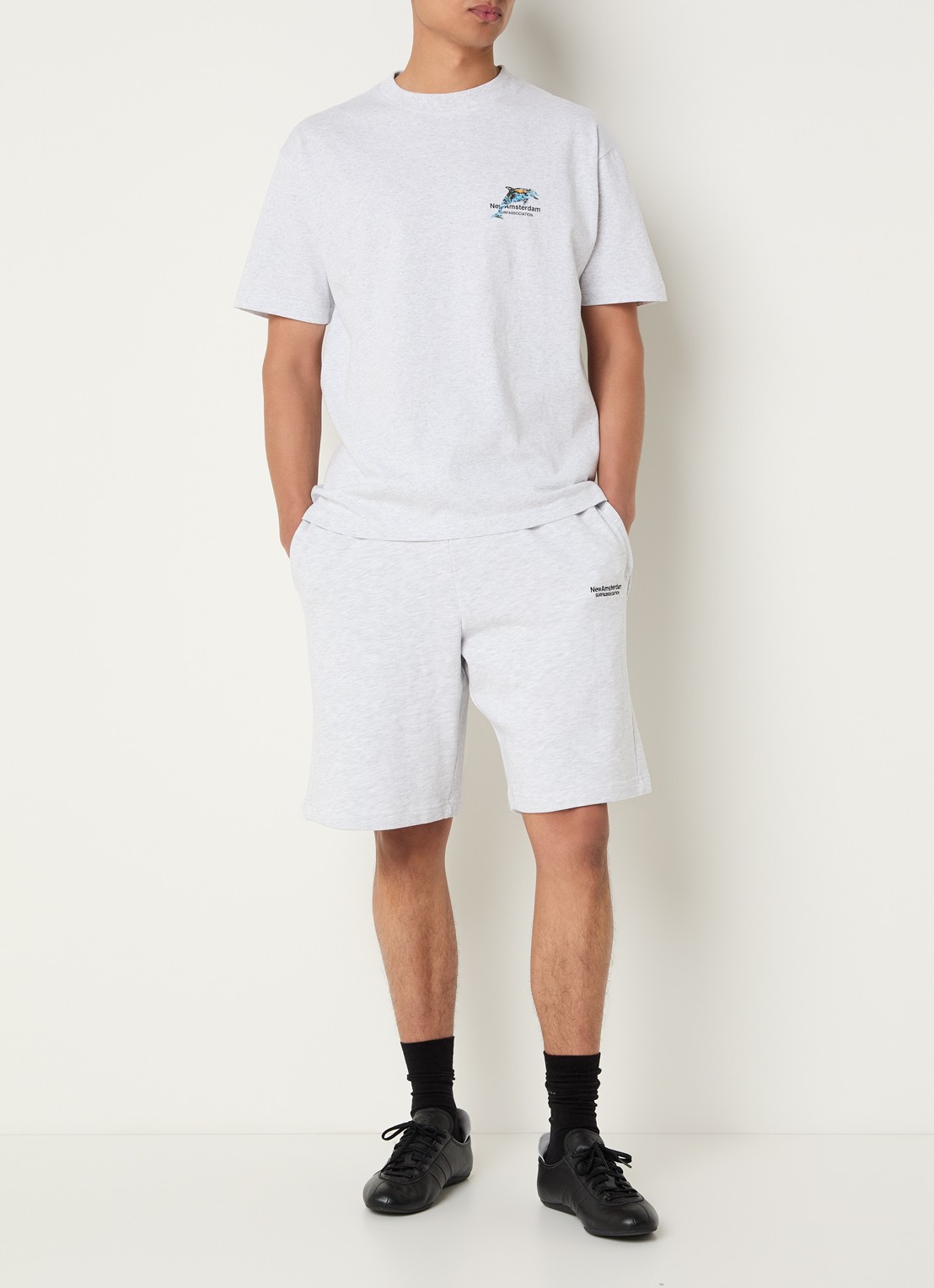 New Amsterdam Surf Association Loose fit korte joggingbroek met logo - voorkant 2 lichtgrijs
