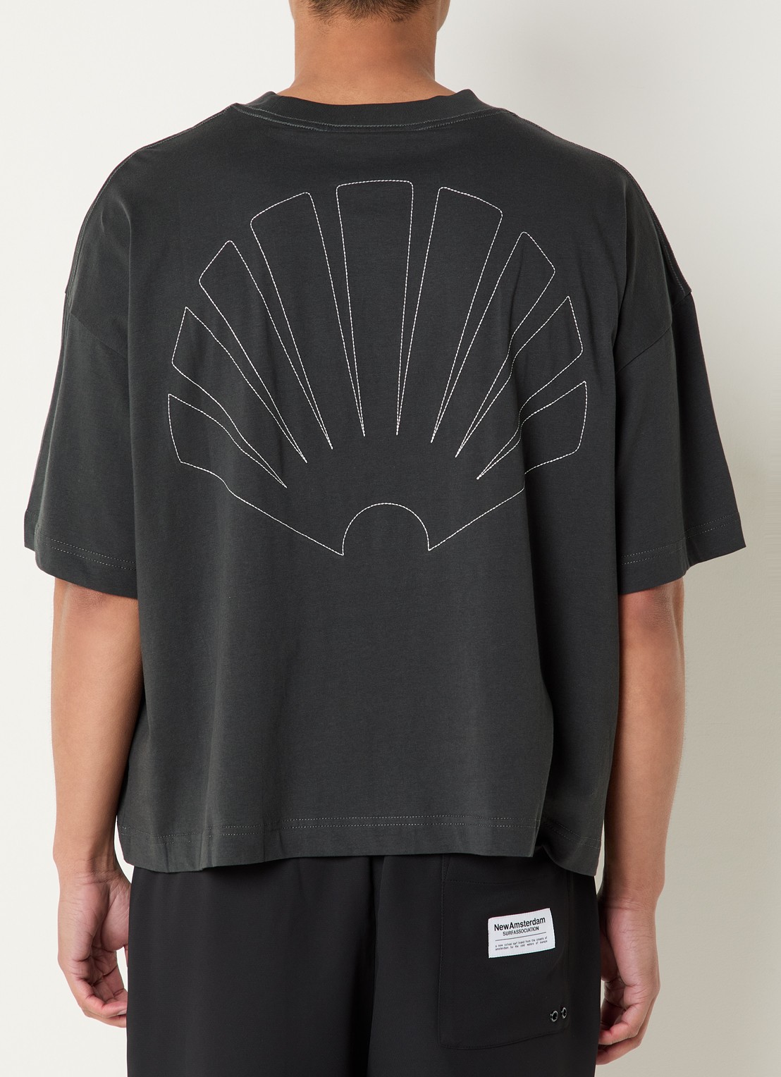 New Amsterdam Surf Association T-shirt met logo- en backprint - detail antraciet
