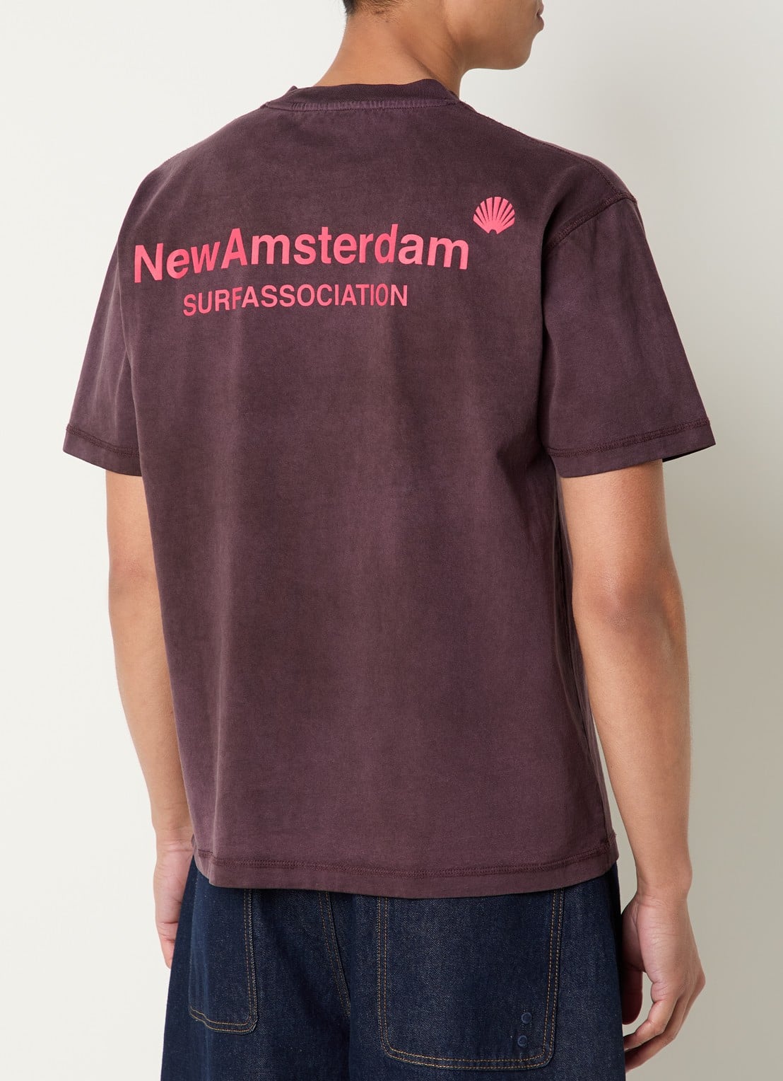 New Amsterdam Surf Association T-shirt met logo- en backprint - detail aubergine