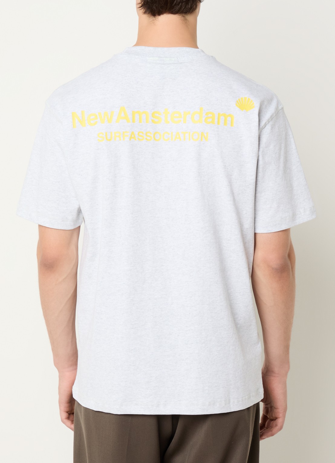 New Amsterdam Surf Association T-shirt met logo- en backprint - detail geel