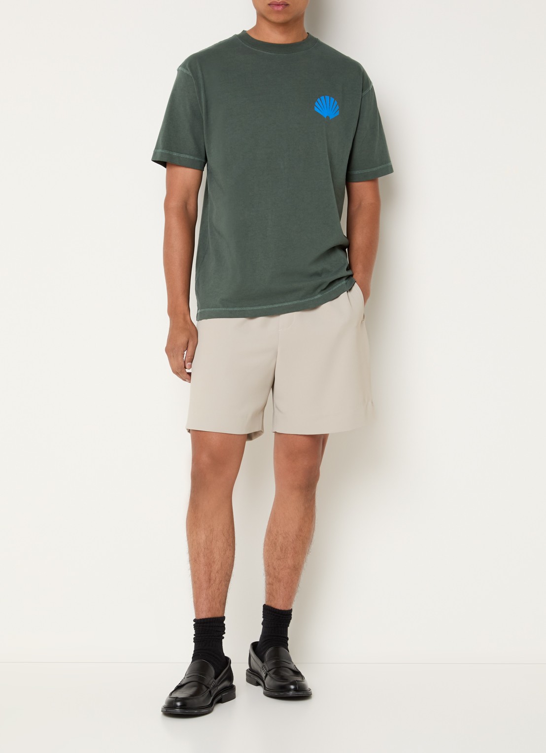 New Amsterdam Surf Association T-shirt met logo- en backprint - voorkant 3 olijfgroen