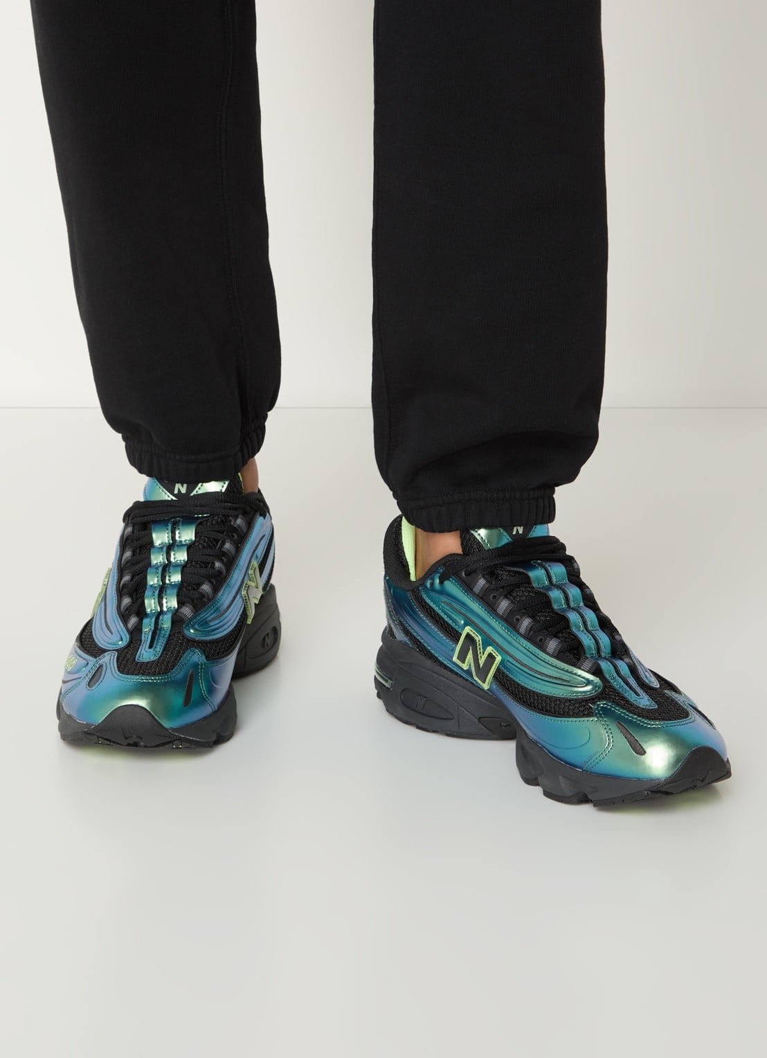 New Balance 1000 sneaker van mesh met metallic details - voorkant 5 zeegroen
