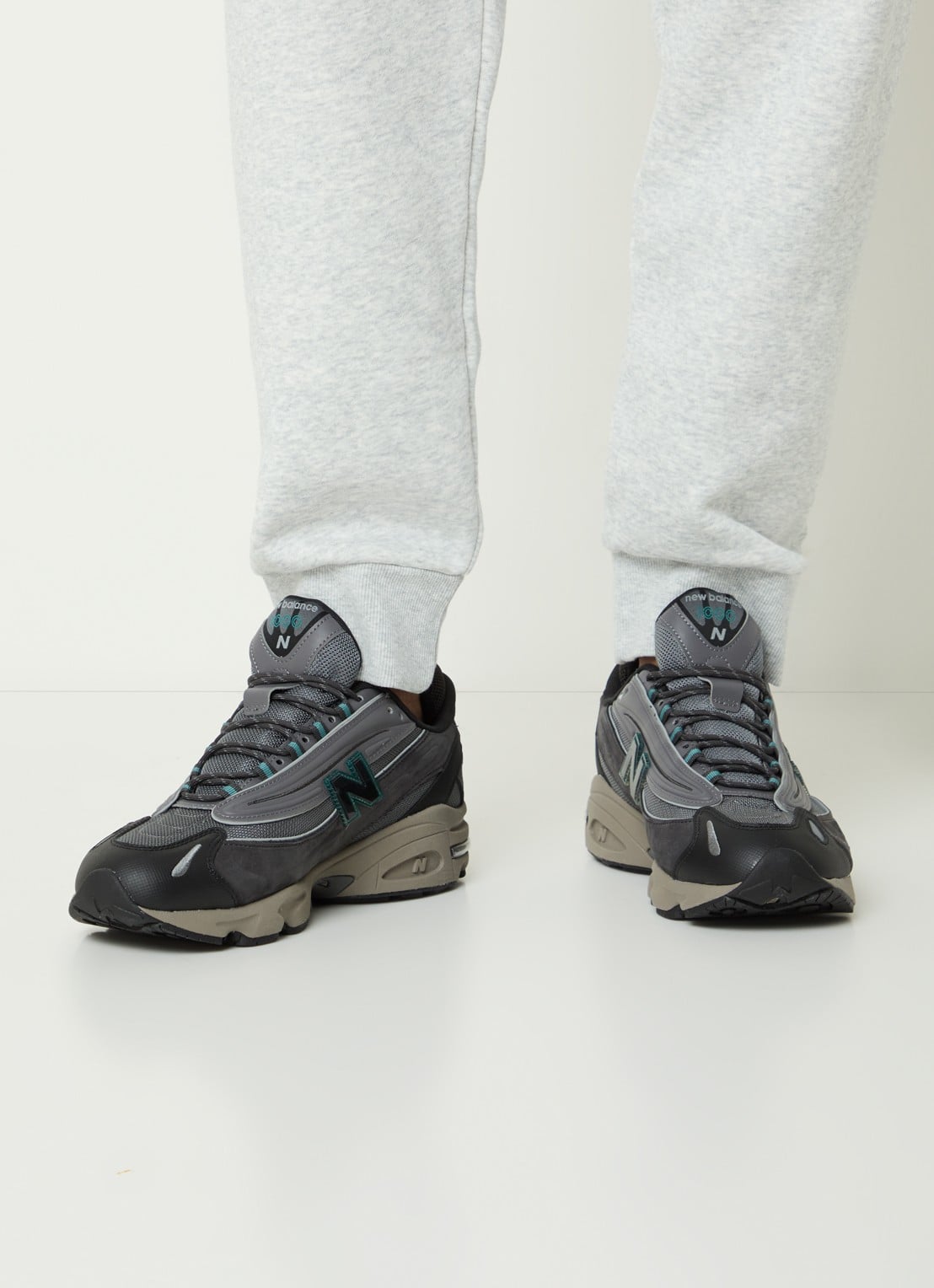 New Balance 1000 sneaker van mesh met suède details - voorkant 2 antraciet