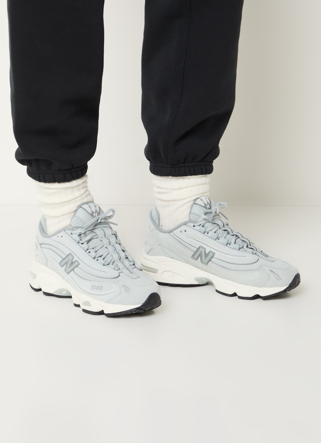 New Balance 1000 sneaker van suède  - voorkant 2 grijs