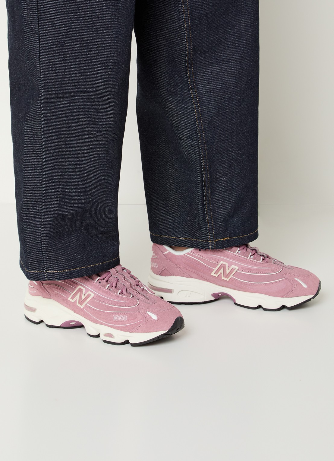 New Balance 1000 sneaker van suède  - voorkant 6 roze