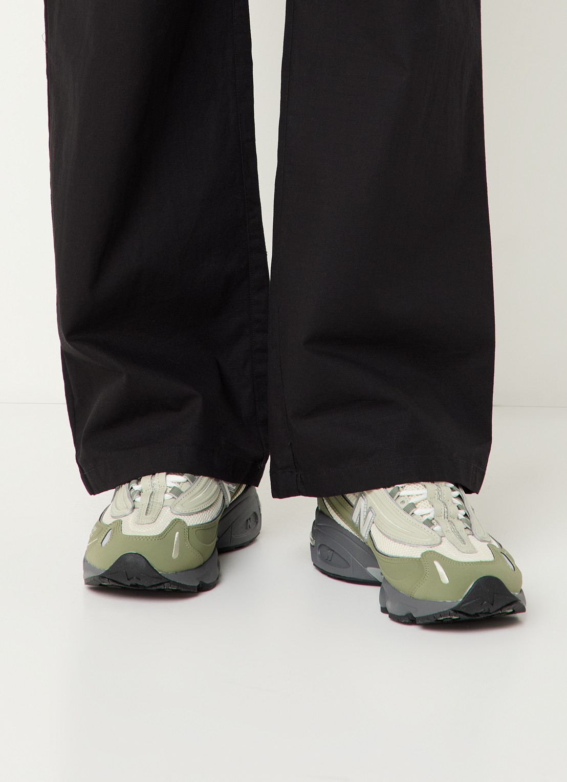 New Balance 1000 sneakers met suède details en logo - voorkant 2 olijfgroen
