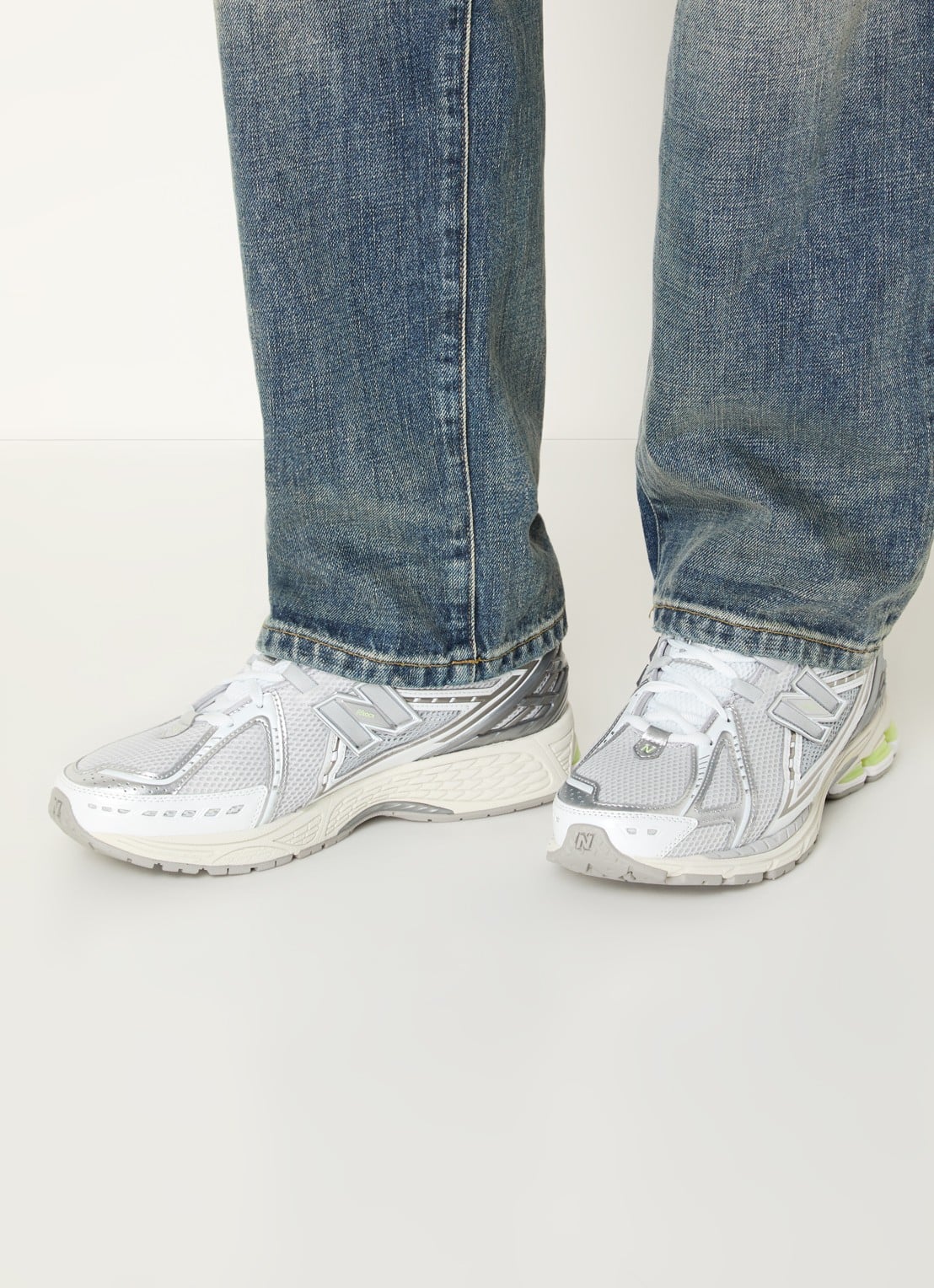 New Balance 1906 sneaker met mesh details - voorkant 6 grijs