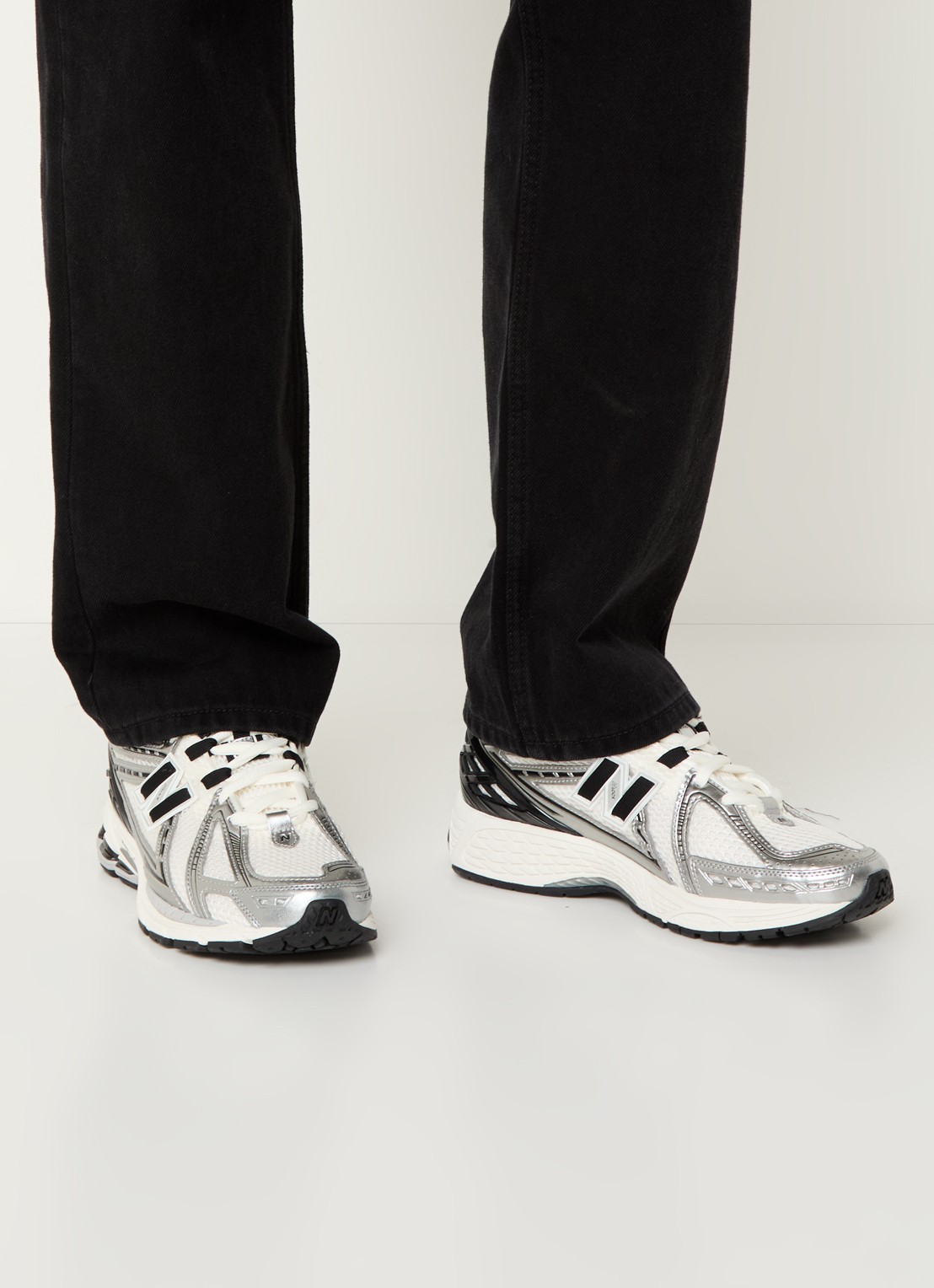 New Balance 1906 sneaker van mesh details - voorkant 2 grijs
