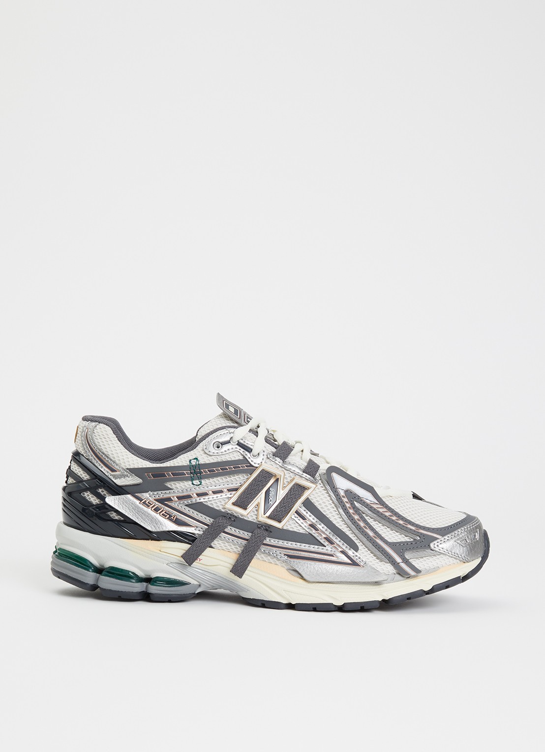 New Balance 1906A sneaker met mesh details - voorkant grijs