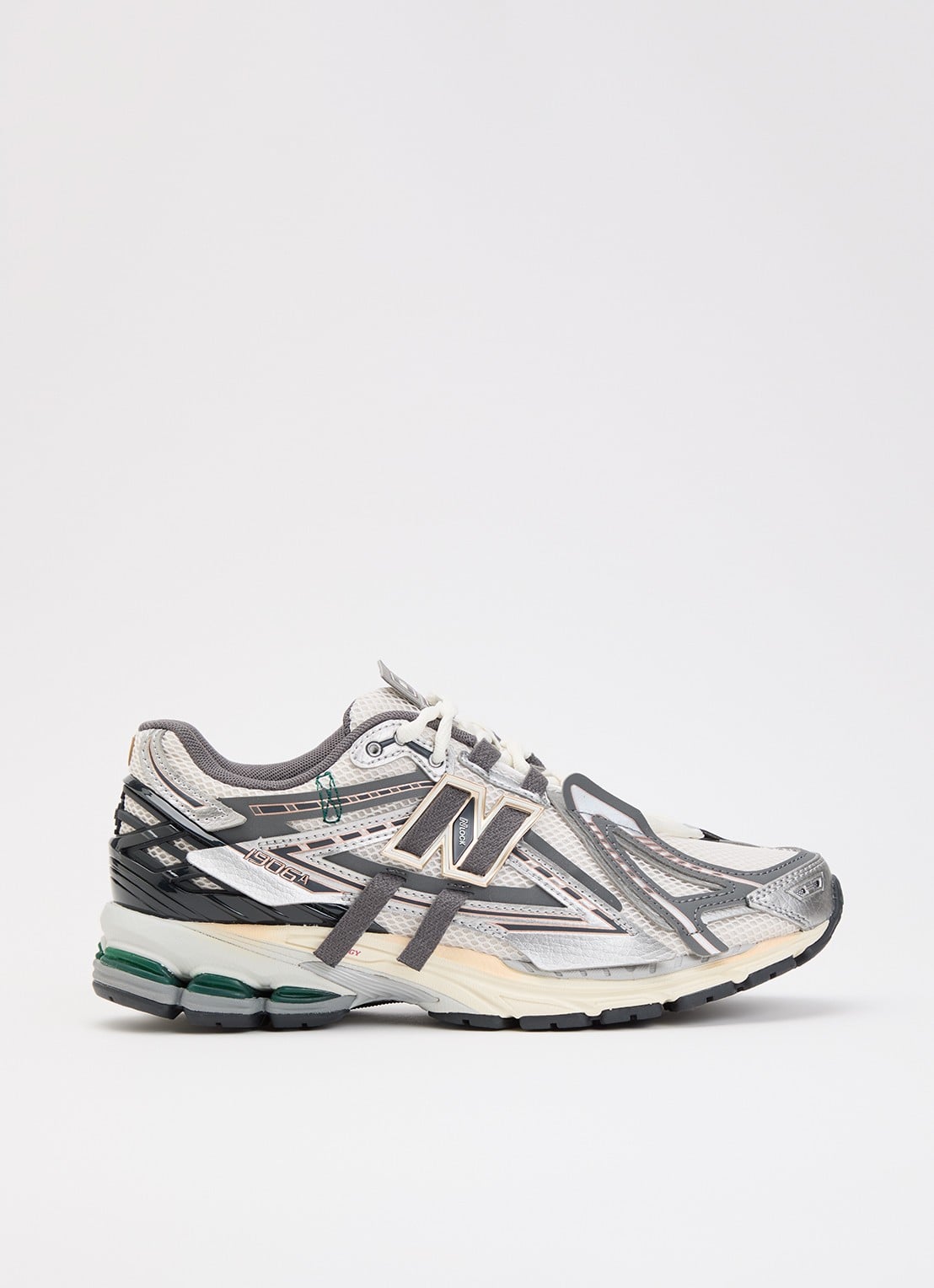New Balance 1906A sneaker met metallic details  - voorkant 5 zilver
