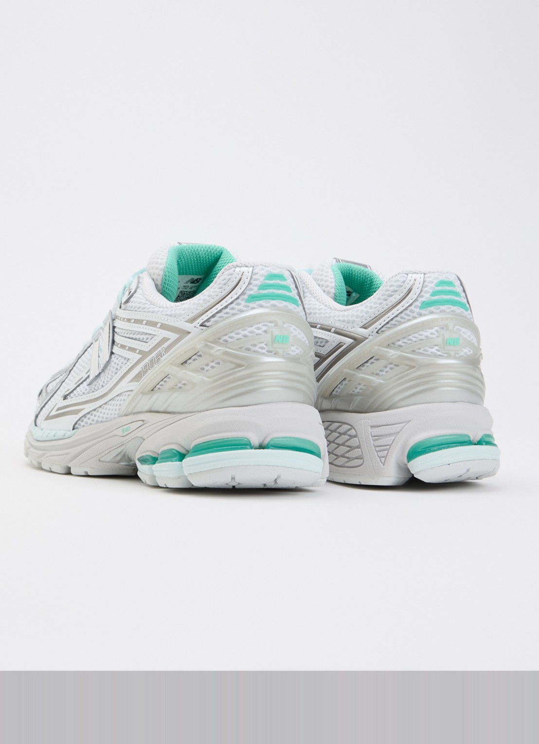 New Balance 1906R sneaker met logo en metallic details  - achterkant beige