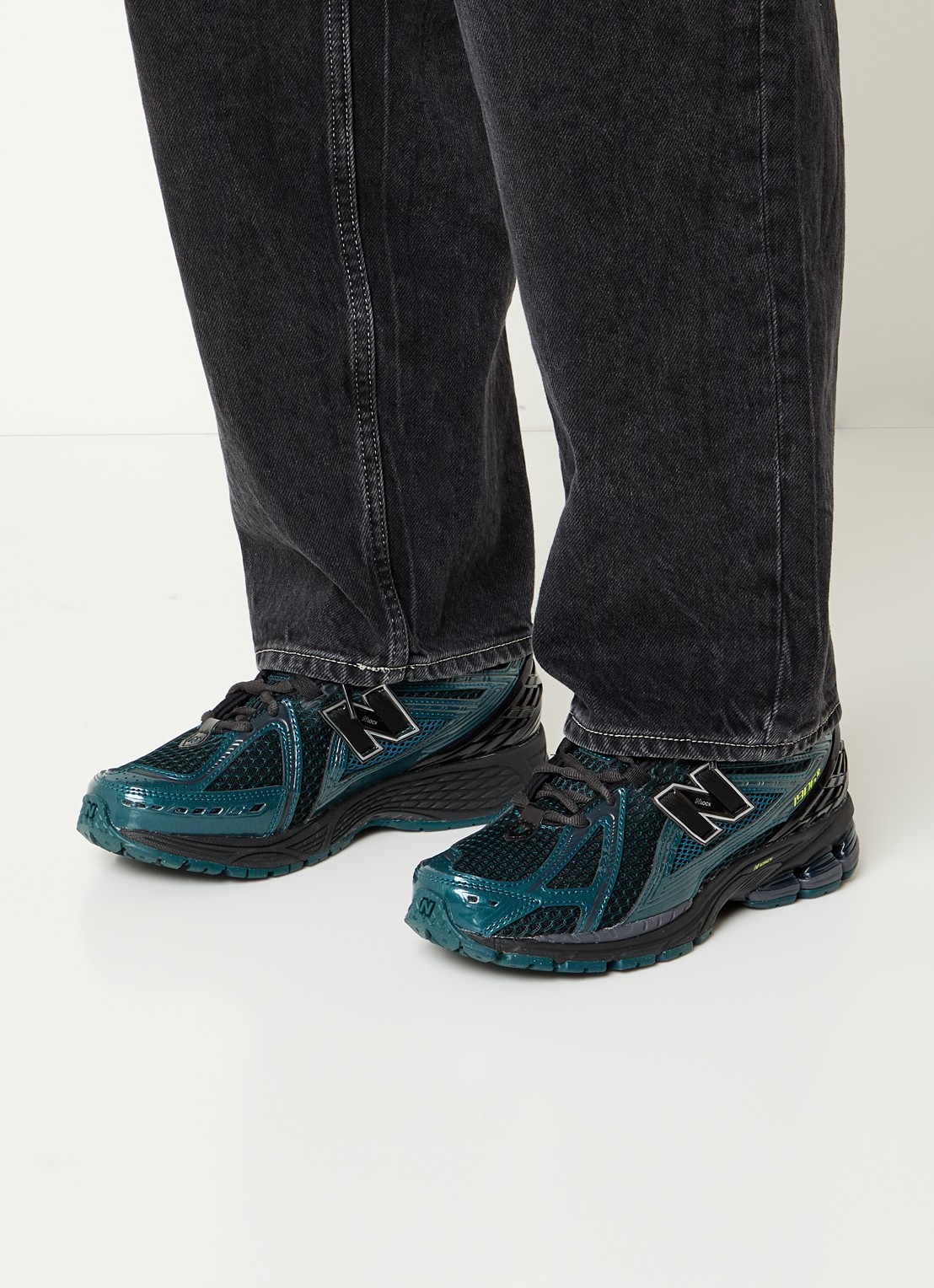 New Balance 1906R sneaker met mesh details - voorkant 3 donkergroen