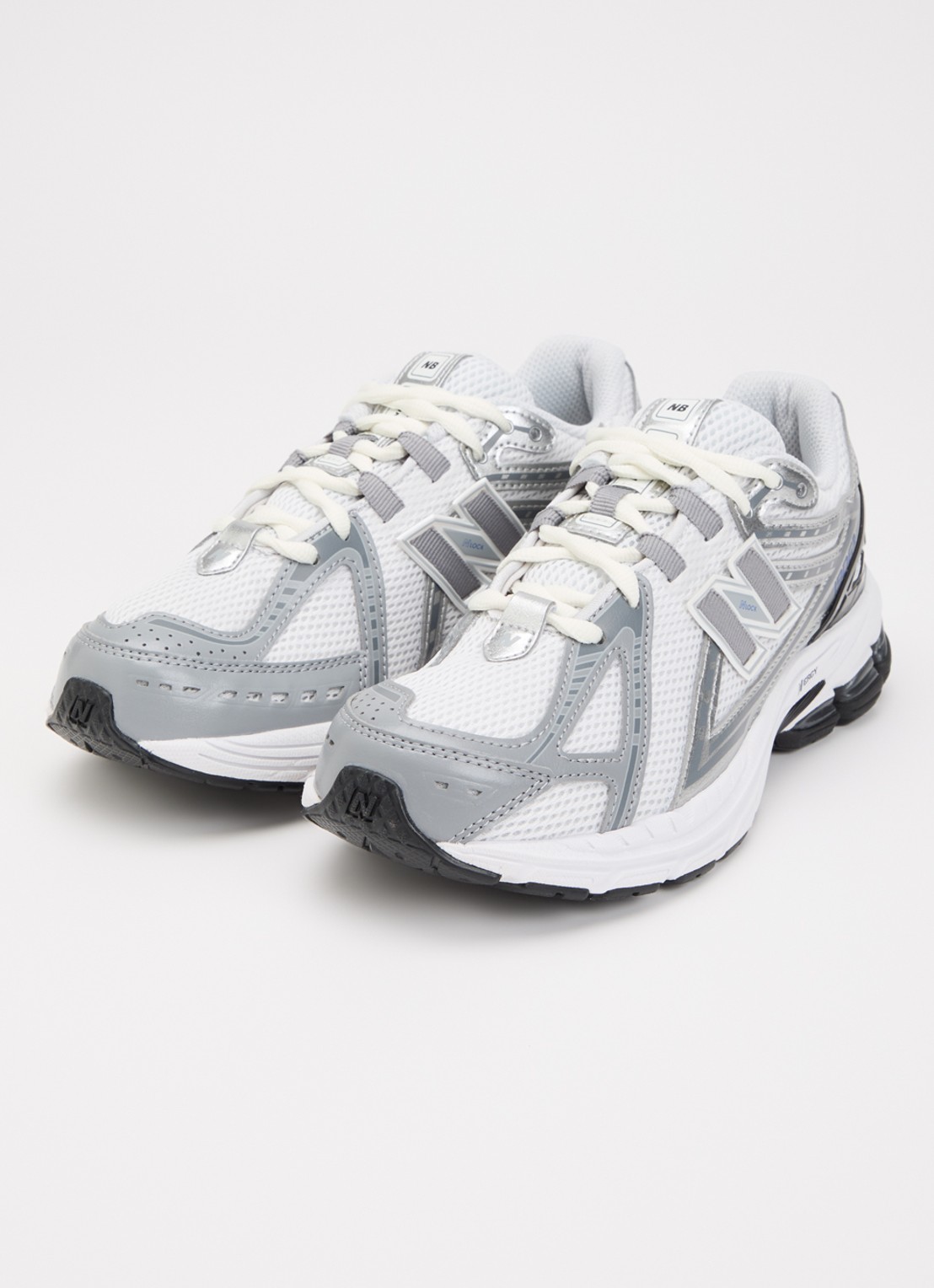New Balance 1906R sneaker met mesh en metallic details - voorkant 4 grijs