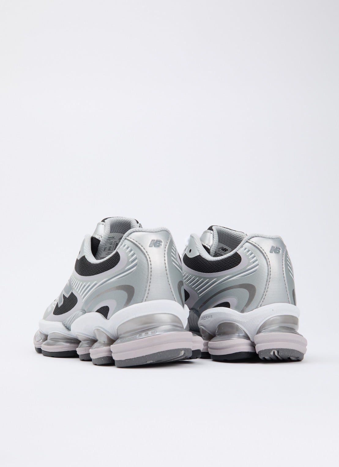 New Balance 2000 sneaker met mesh details - achterkant zilver