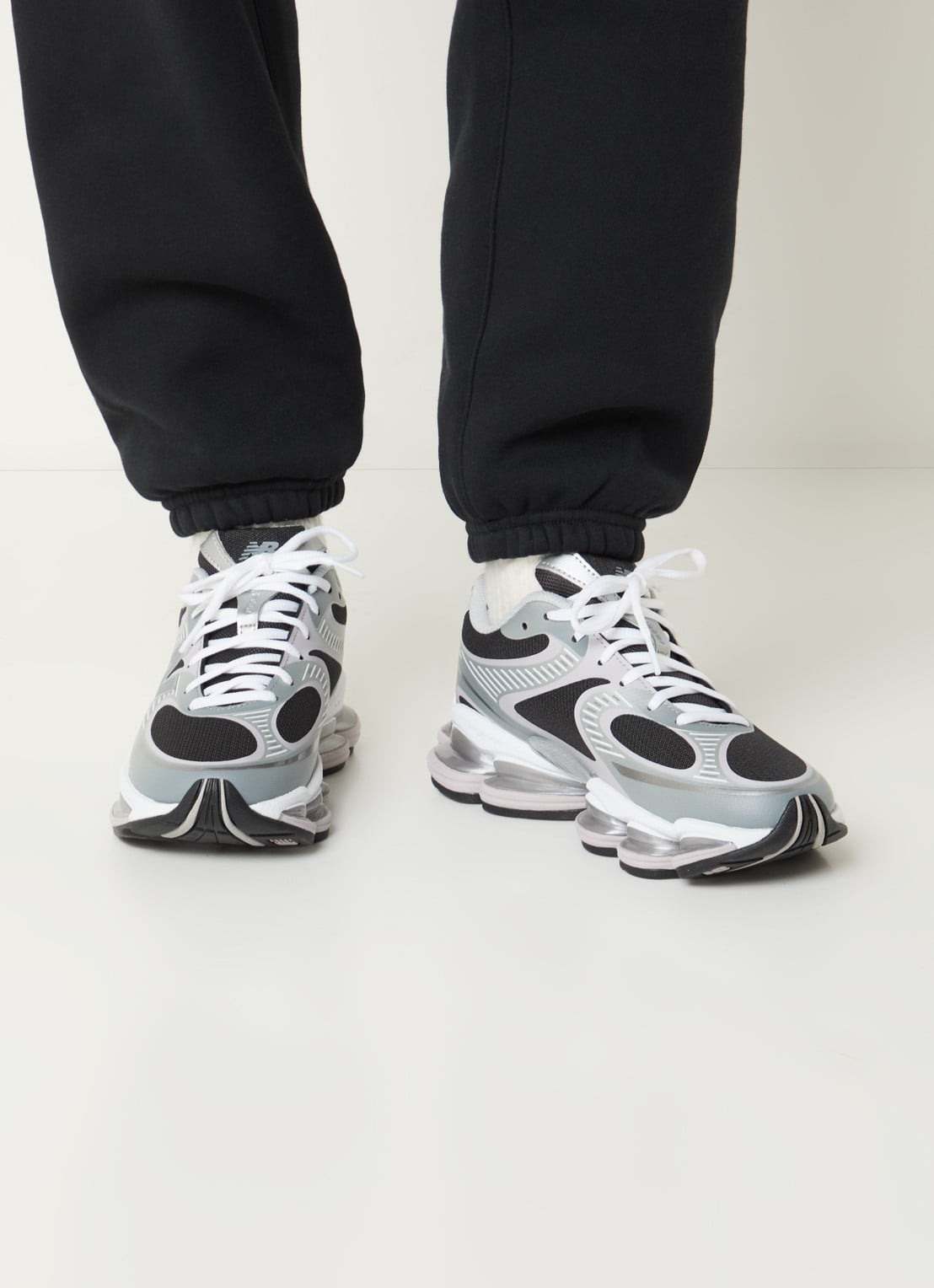 New Balance 2000 sneaker met mesh details - voorkant 3 zilver