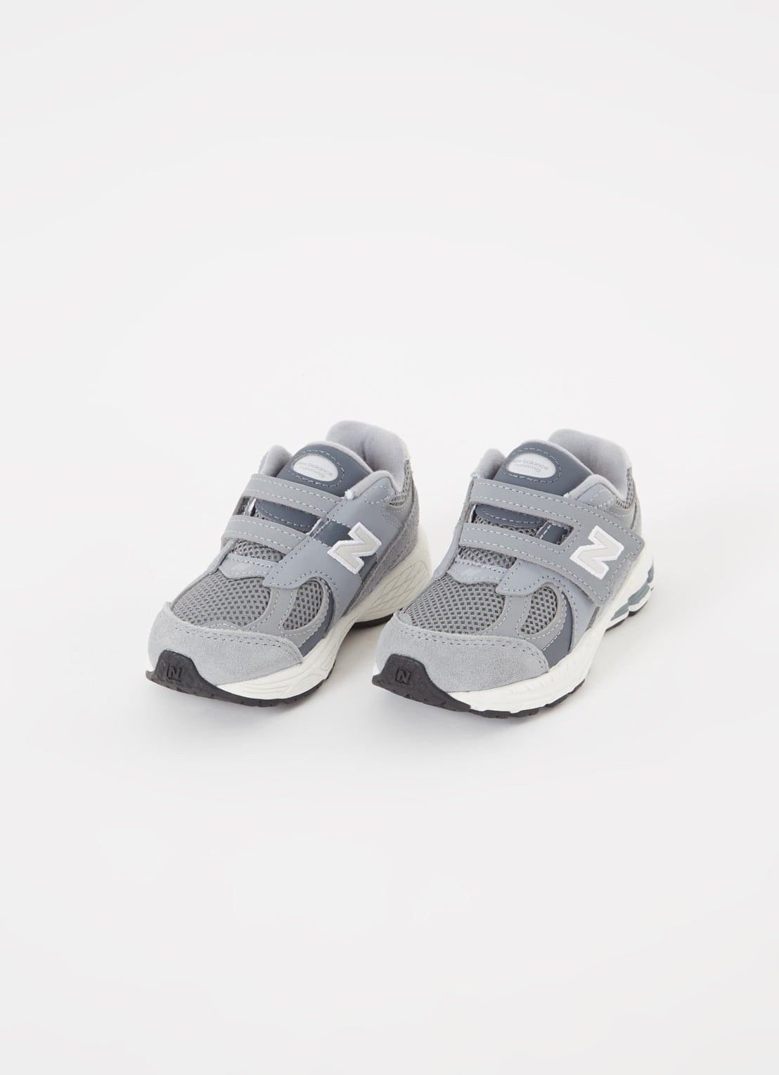 New Balance 2002 sneaker met mesh details - voorkant 3 grijs