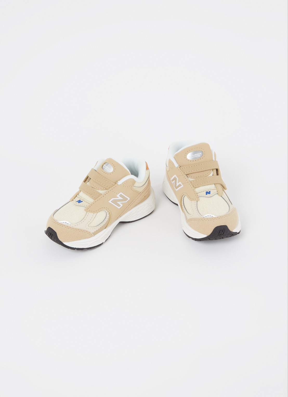 New Balance 2002 sneaker met mesh details - voorkant 2 beige