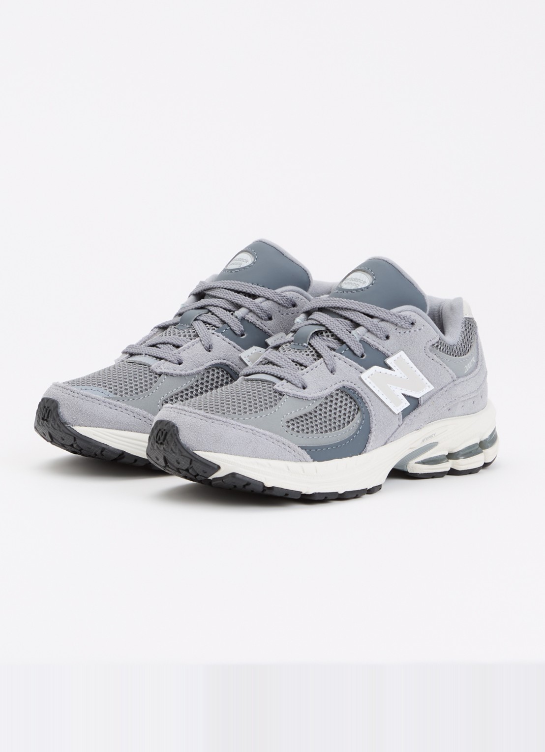 New Balance 2002R sneaker met details van suède - voorkant 3 grijs