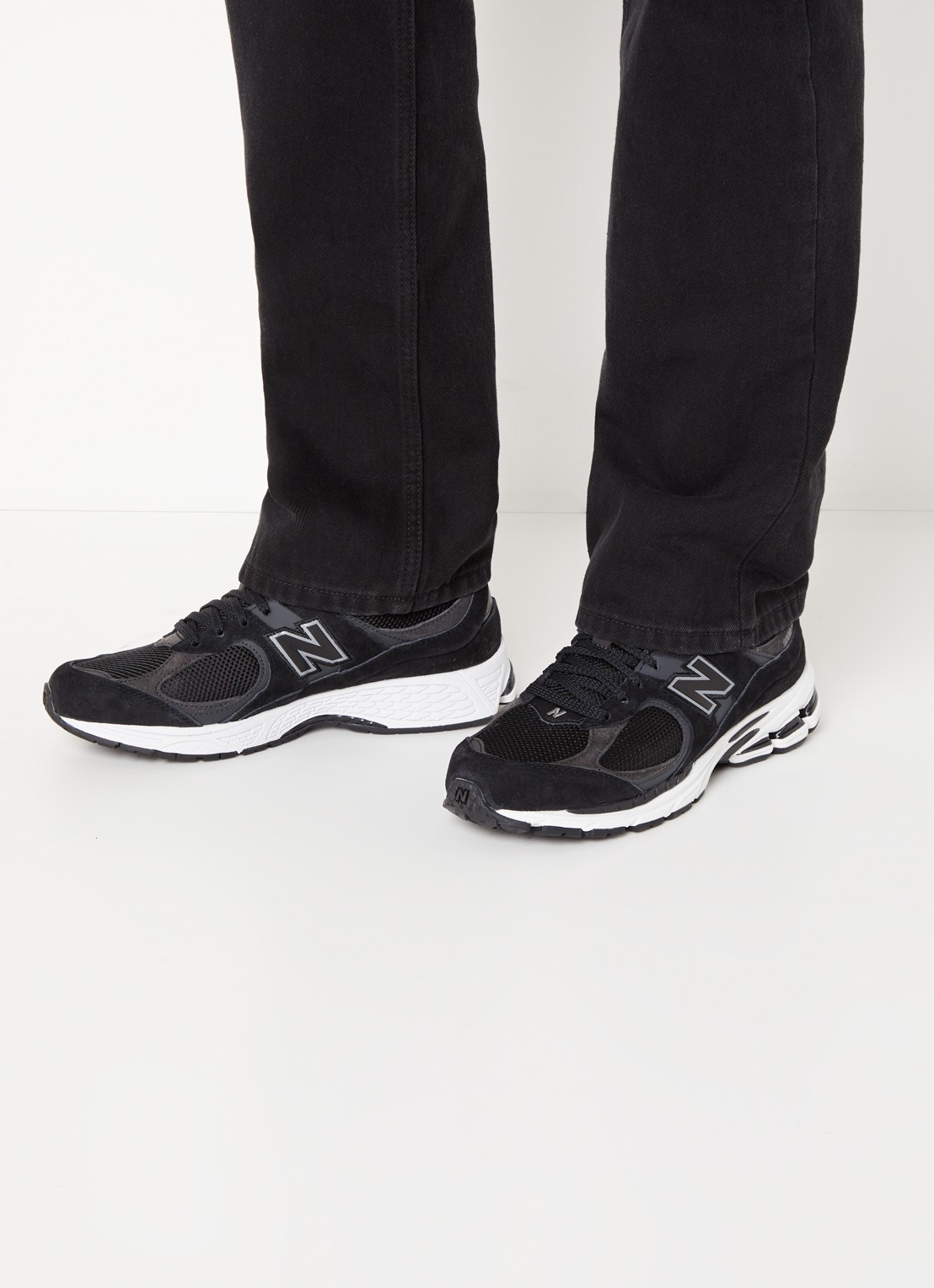 New Balance 2002R sneaker met suède details - voorkant 2 zwart