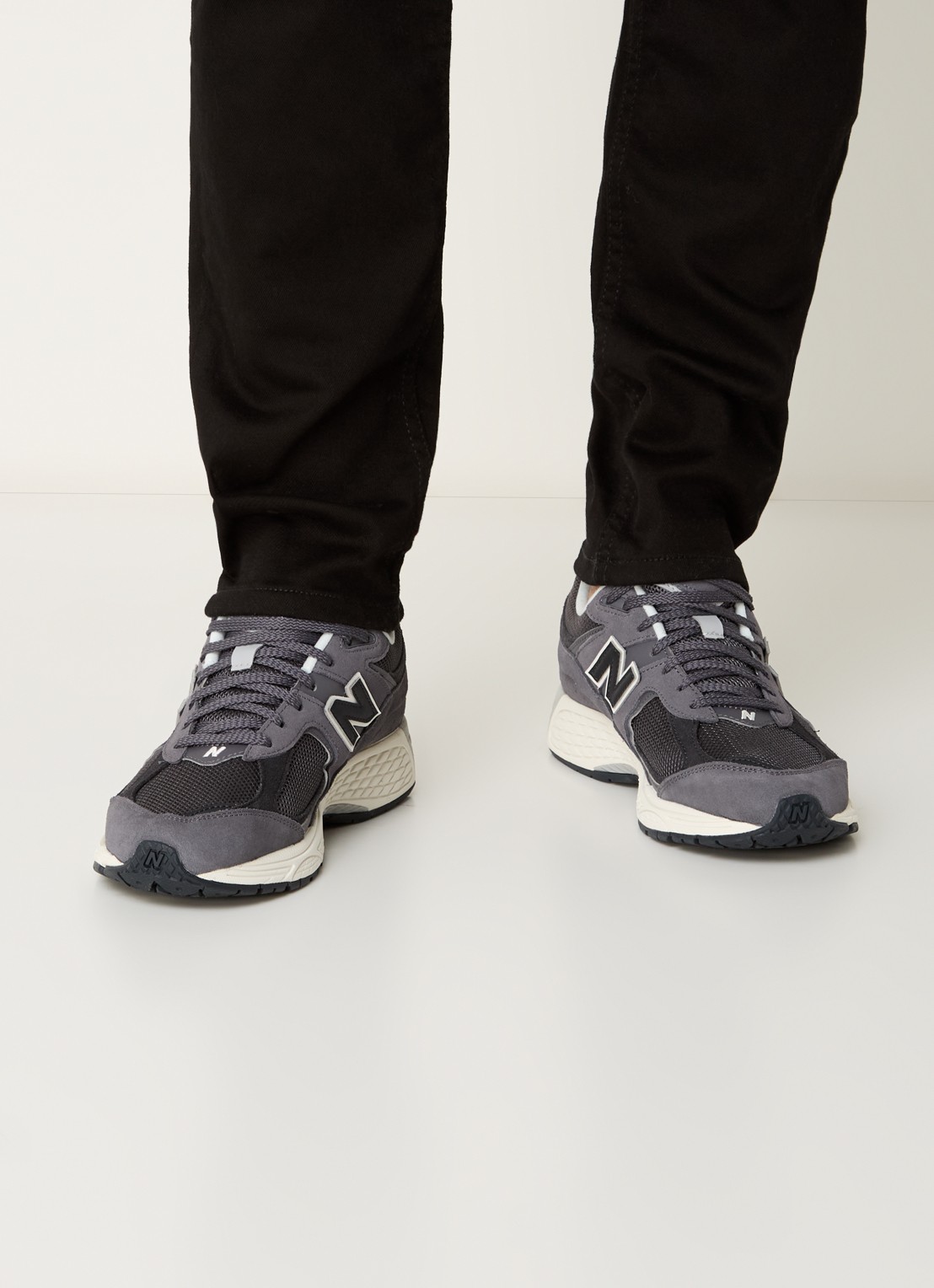 New Balance 2002R sneaker met suède en mesh details - voorkant 6 grijs