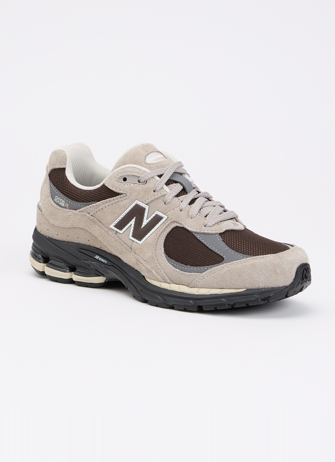 New Balance 2002R sneaker van suède met mesh details - voorkant beige