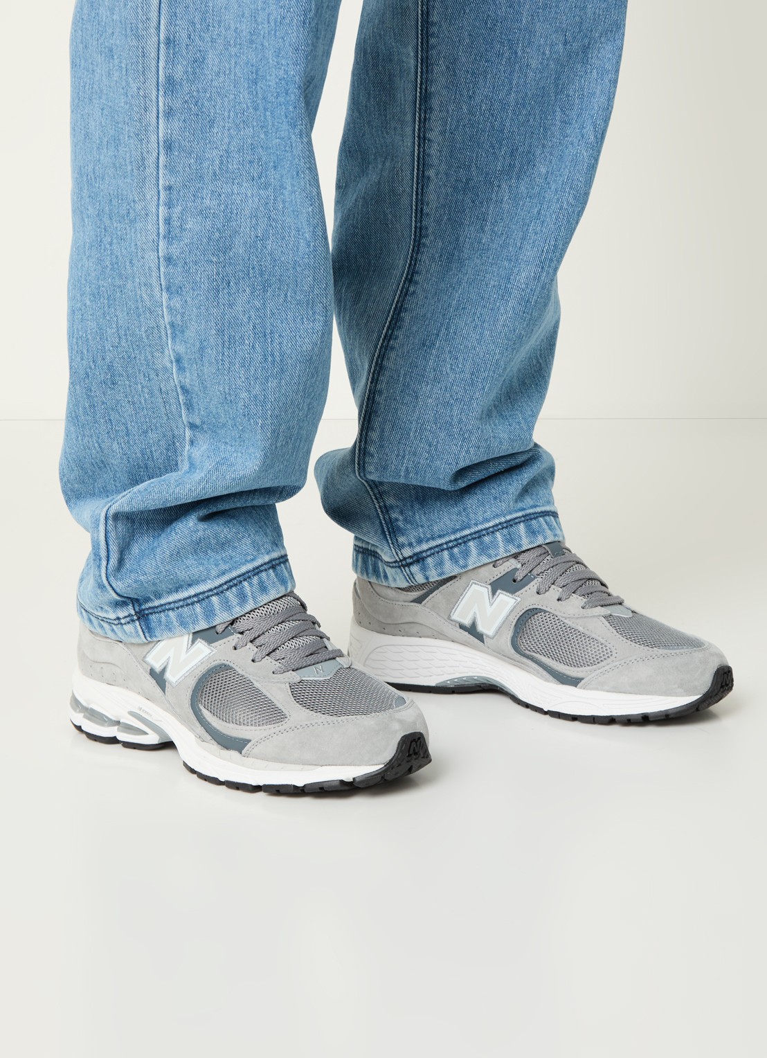 New Balance 2002R sneaker van suède met mesh details  - voorkant grijs