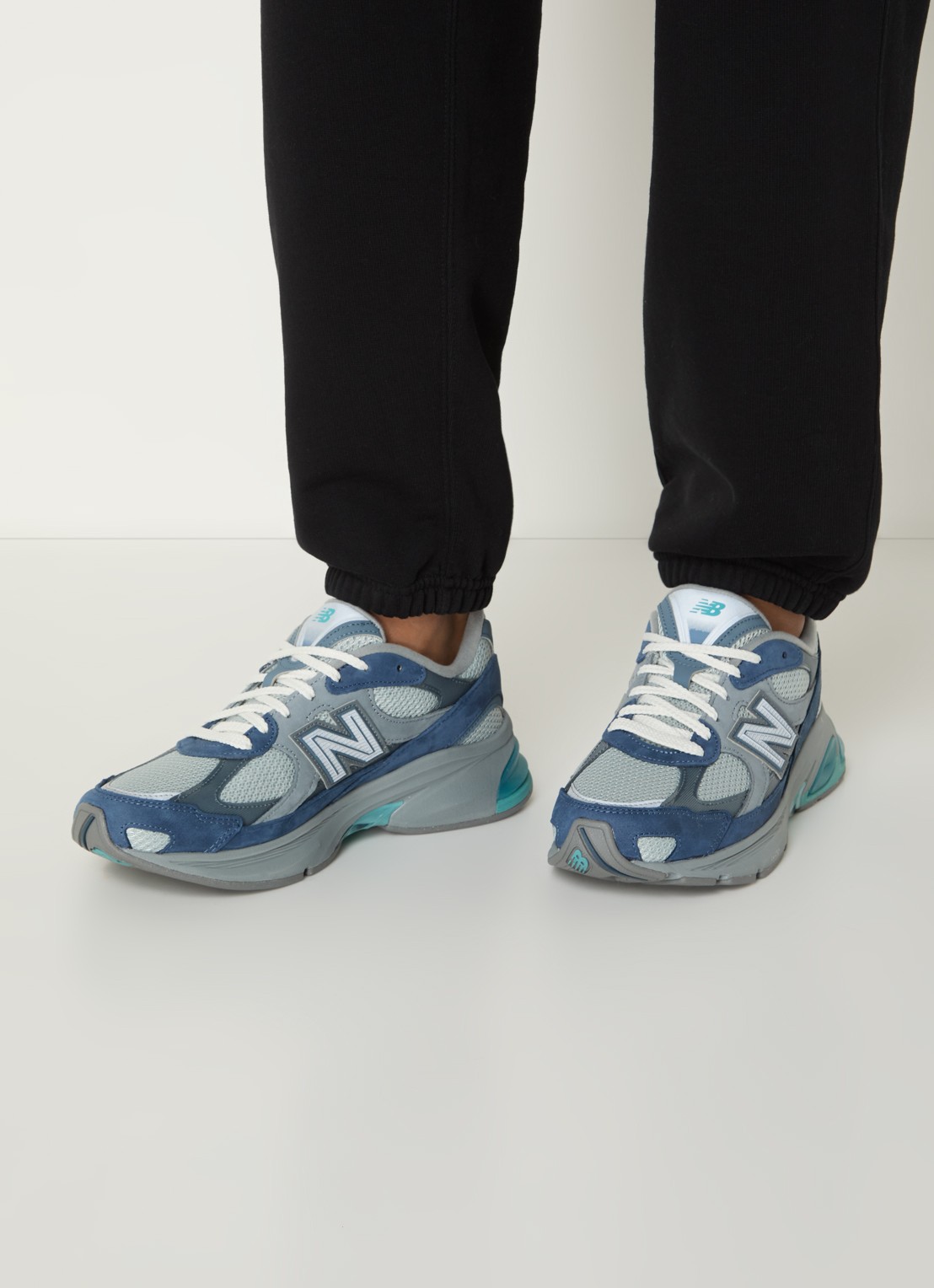 New Balance 2010 sneaker met mesh details - voorkant 2 donkerblauw