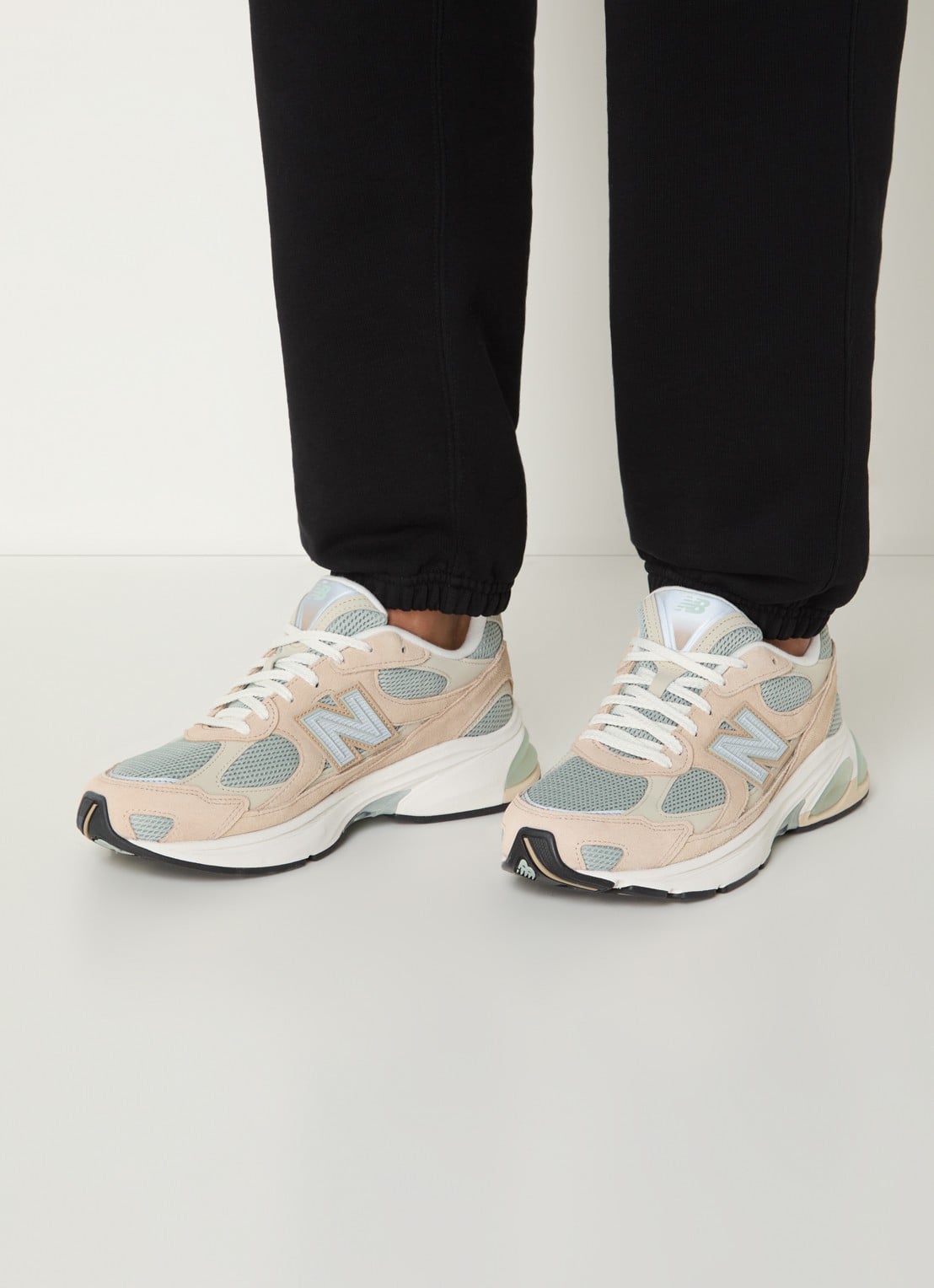 New Balance 2010 sneaker van met suède details - voorkant 6 beige