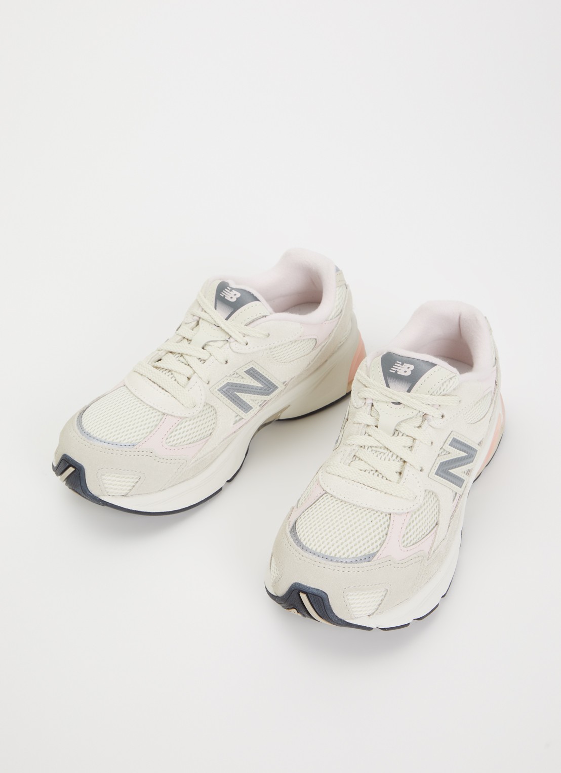 New Balance 2010 sneaker van suède met details van mesh - voorkant 2 lichtroze