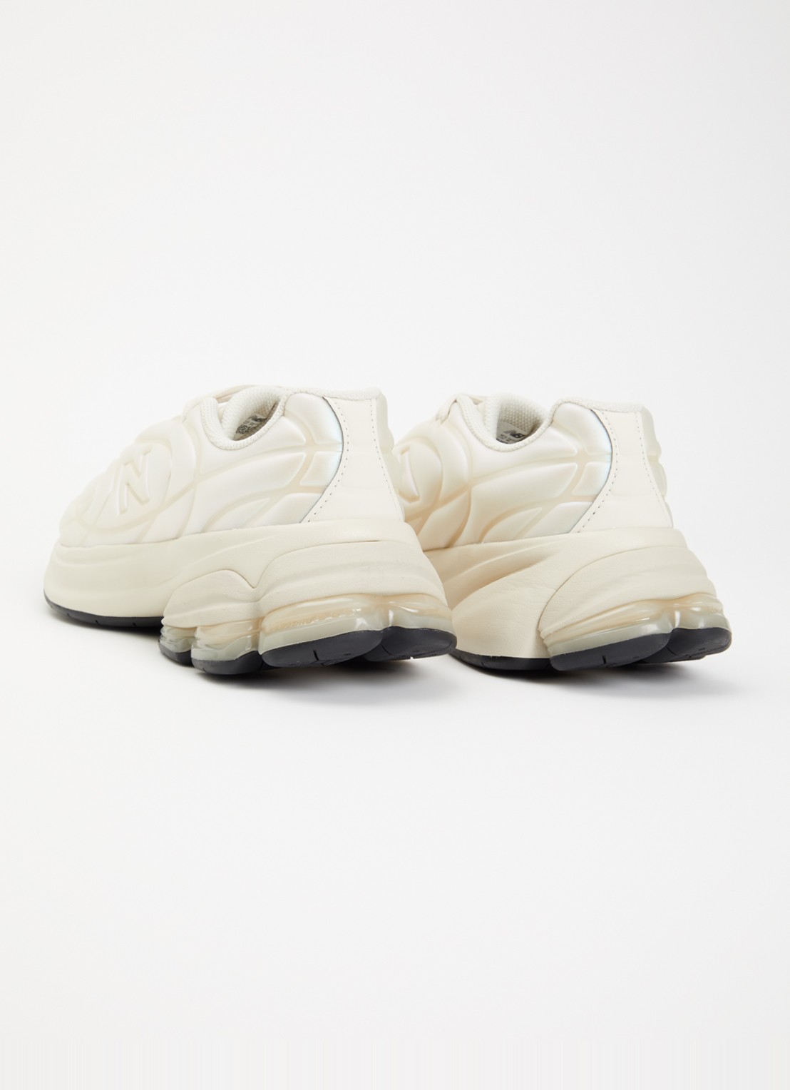 New Balance 5030 sneaker met metallic finish - achterkant beige