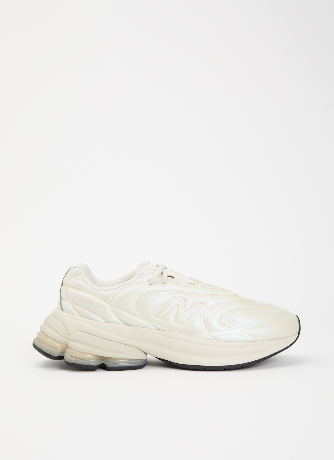New Balance 5030 sneaker met metallic finish - voorkant 2 beige