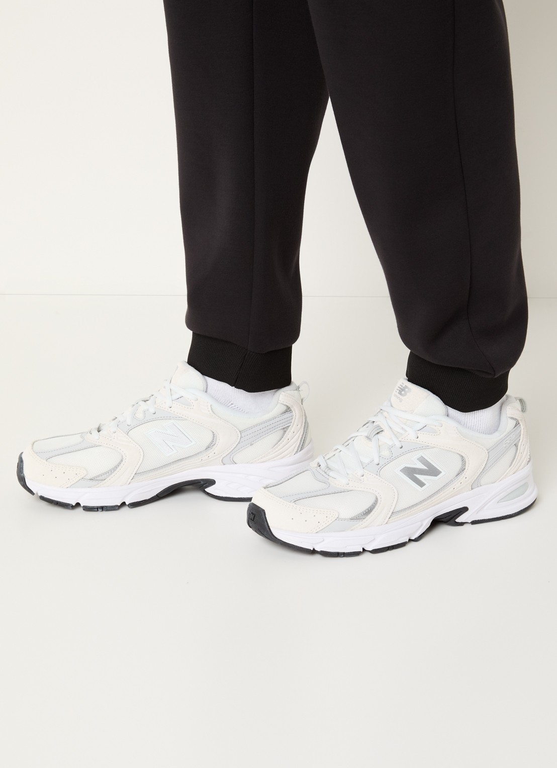 New Balance 530 sneaker met suède details - voorkant 6 lichtgrijs