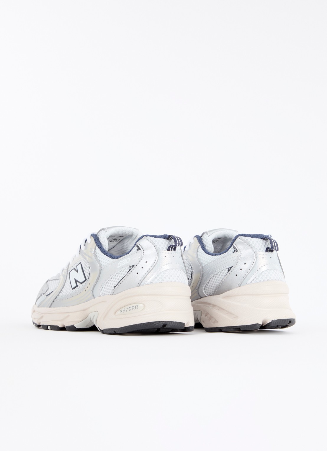 New Balance 530 sneaker van mesh met metallic finish - achterkant 4 lichtgrijs