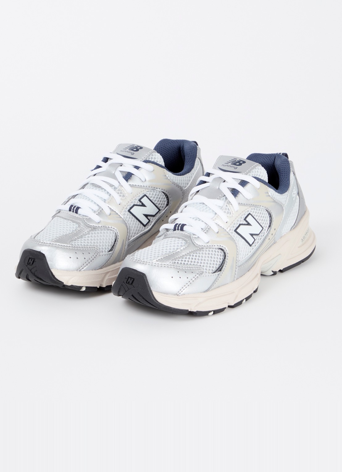 New Balance 530 sneaker van mesh met metallic finish - detail lichtgrijs