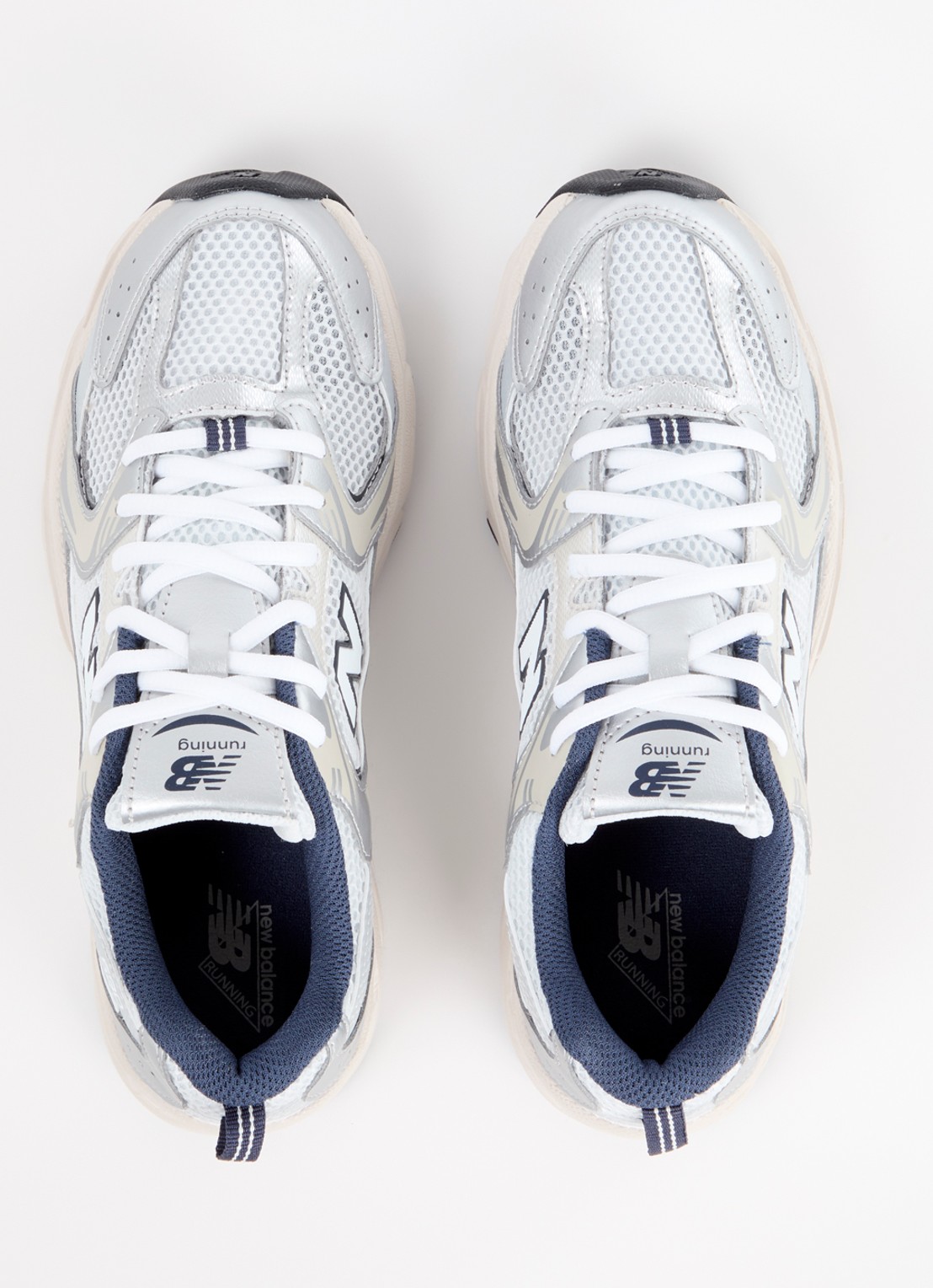 New Balance 530 sneaker van mesh met metallic finish - detail 2 lichtgrijs