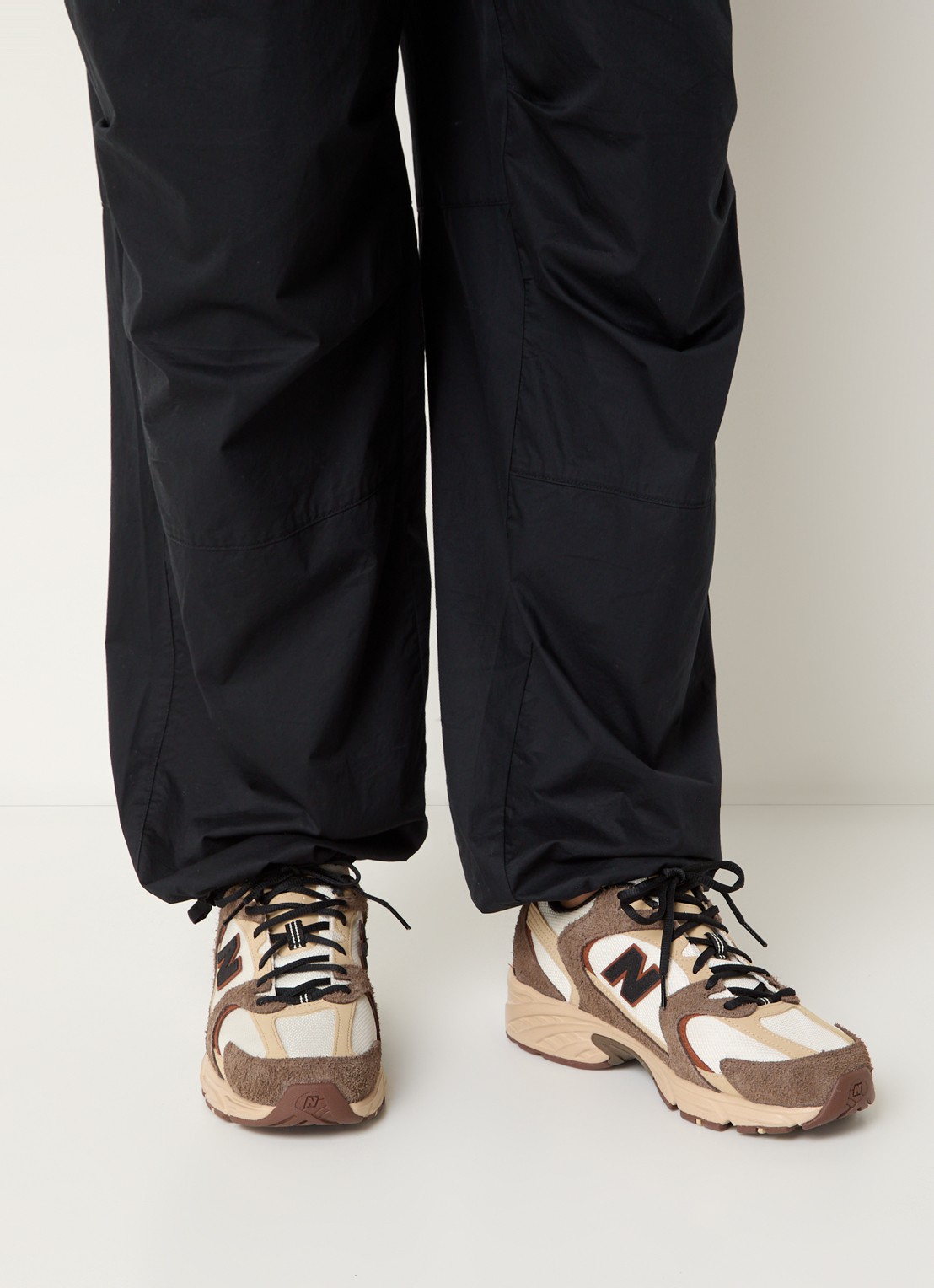 New Balance 530 sneaker van mesh met suède details - voorkant 5 bruin