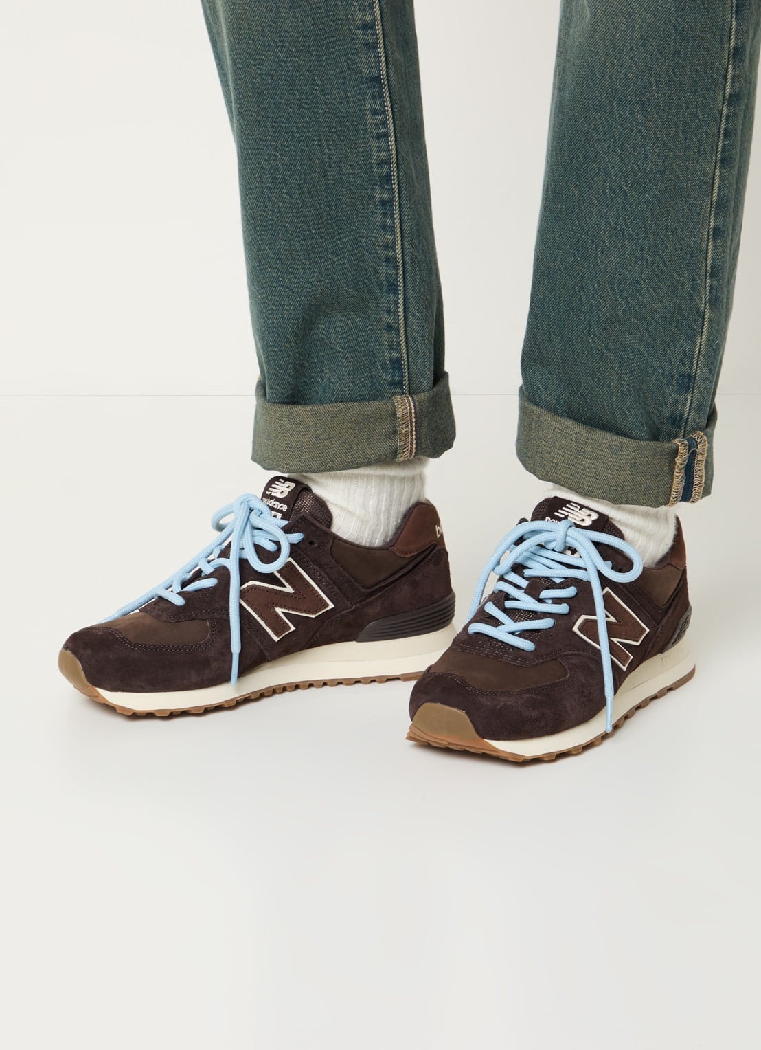 New Balance 574 sneaker van suède met logo - voorkant 2 donkerbruin