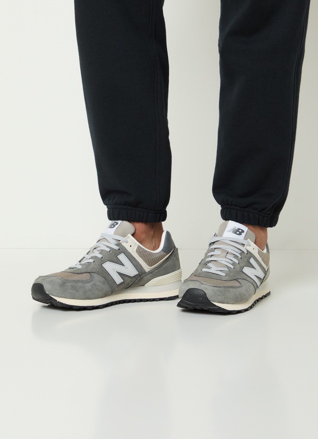 New Balance 574 sneaker van suède met mesh details - voorkant 2 grijs