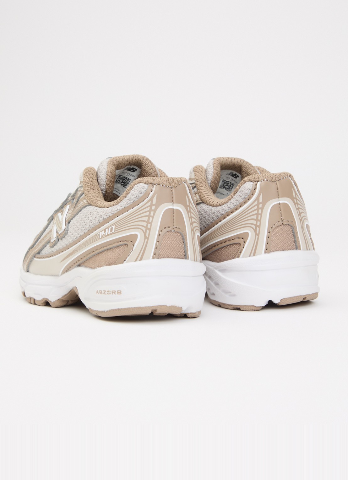 New Balance 740 sneaker met logo  - achterkant 3 beige