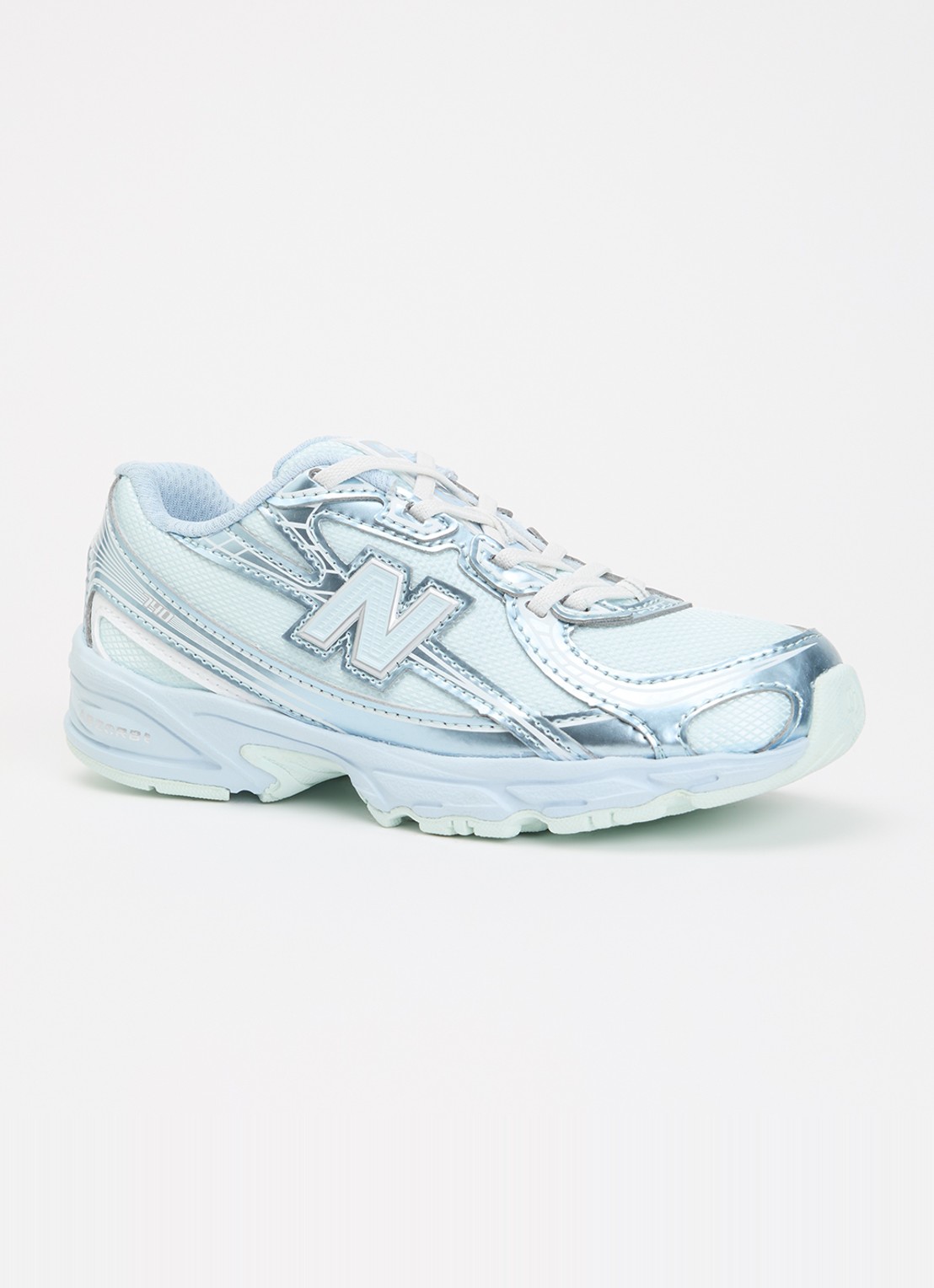New Balance 740 sneaker met mesh details en metallic finish - voorkant lichtblauw