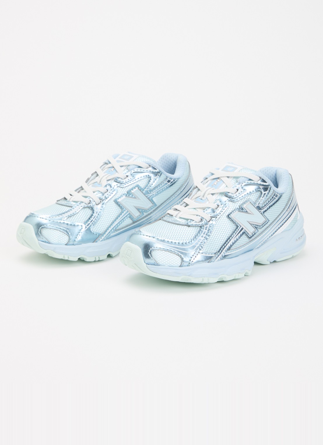 New Balance 740 sneaker met mesh details en metallic finish - voorkant 2 lichtblauw