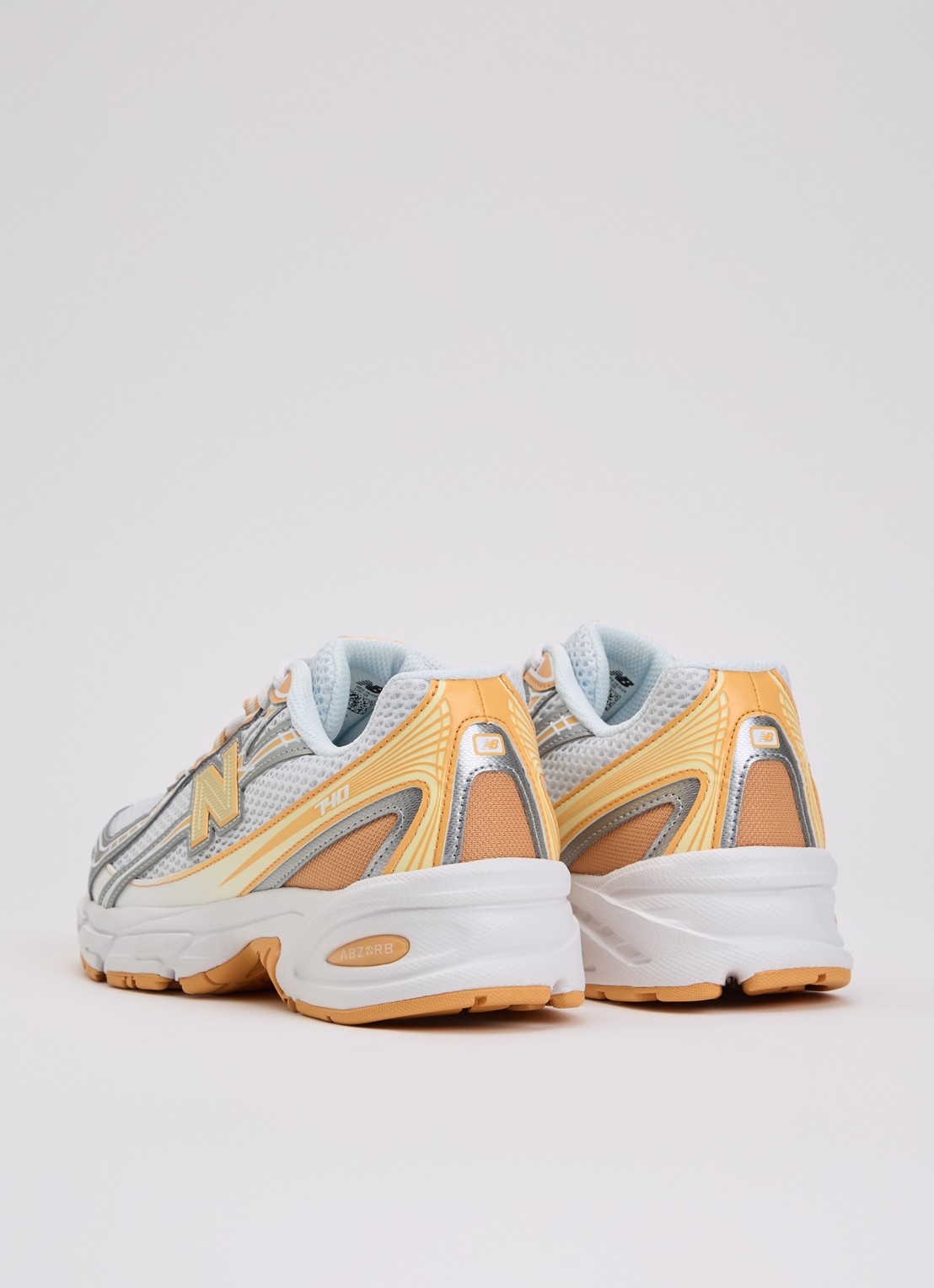New Balance 740 sneaker met mesh details - achterkant oranje