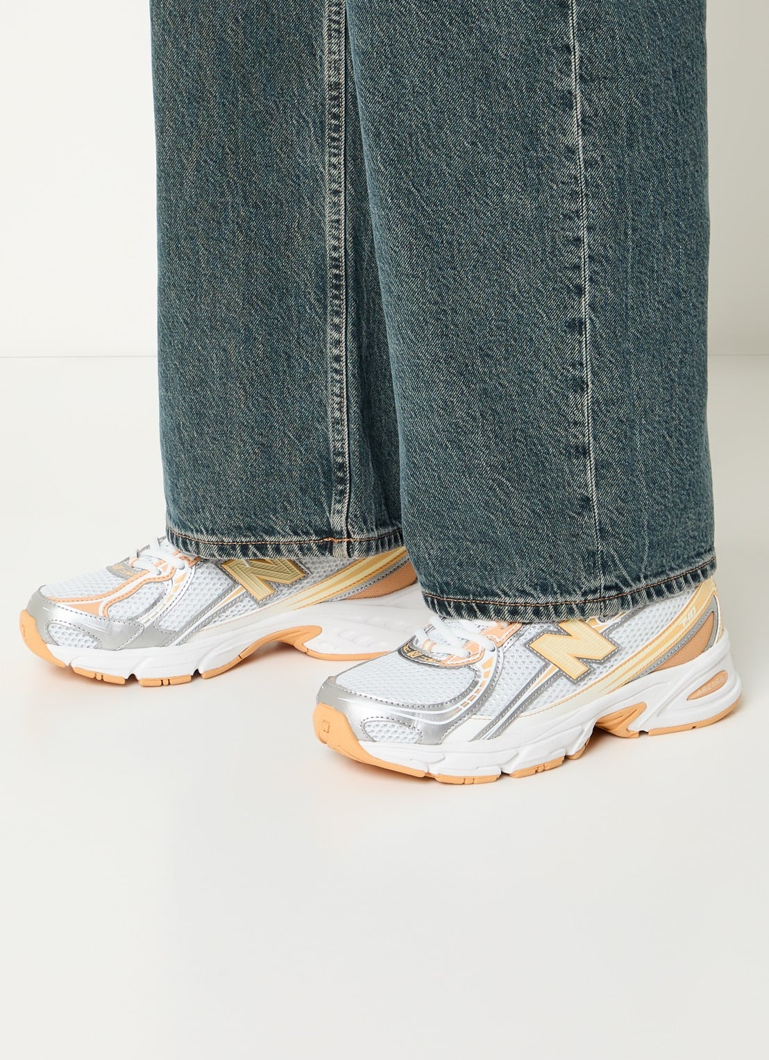 New Balance 740 sneaker met mesh details - voorkant 6 oranje