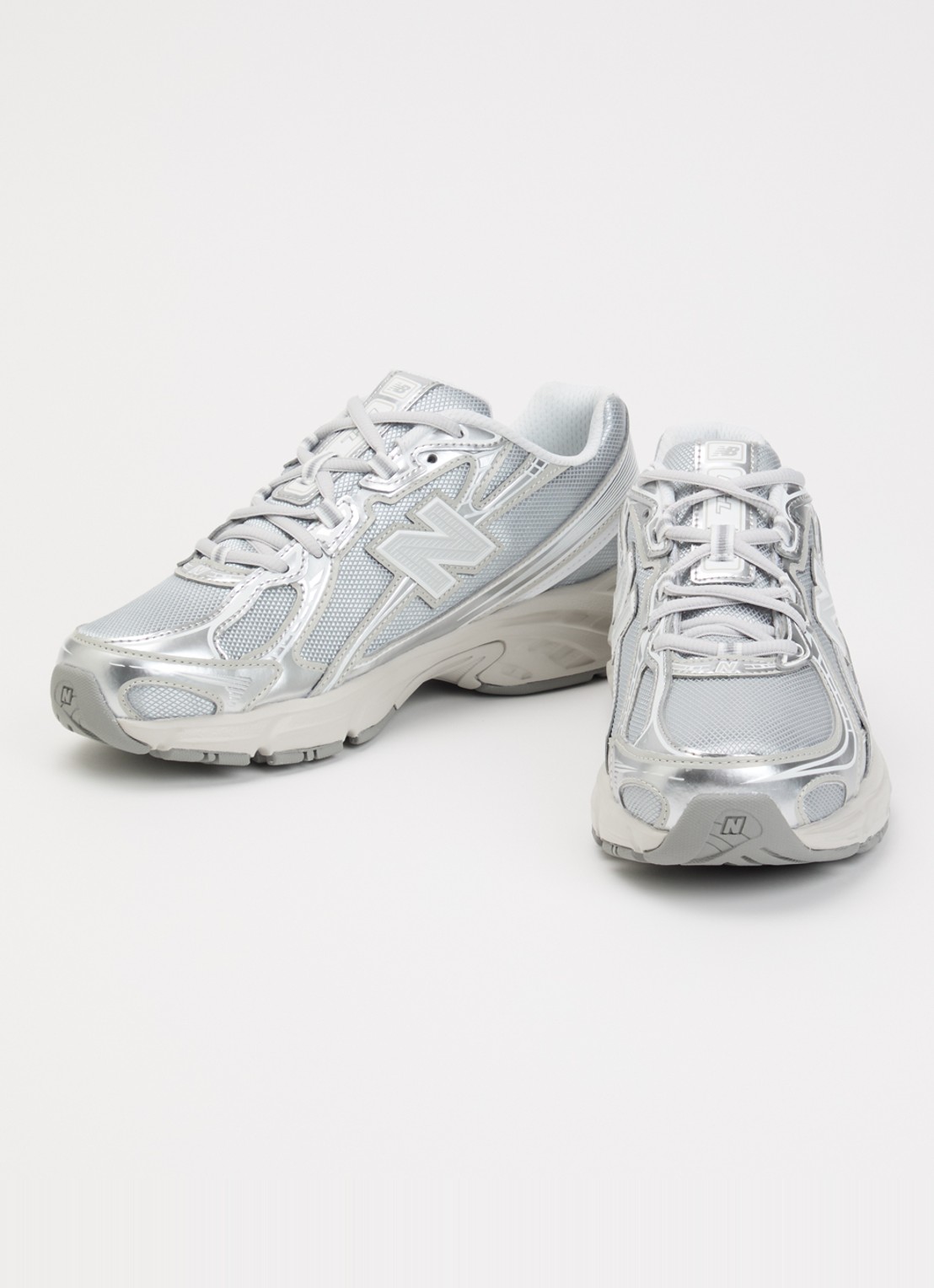 New Balance 740 sneaker met metallic finish en logo - detail zilver