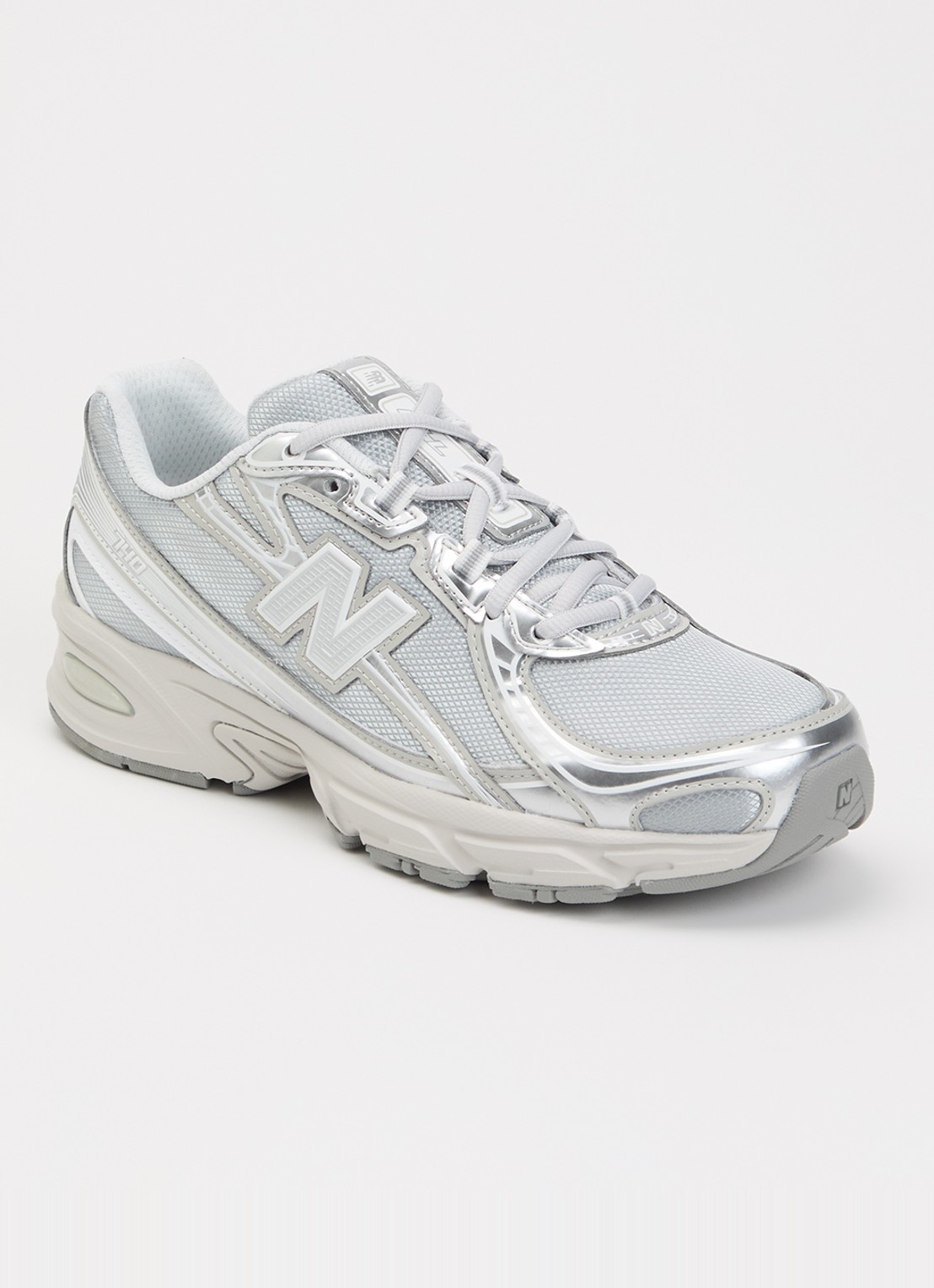 New Balance 740 sneaker met metallic finish en logo - voorkant 4 zilver