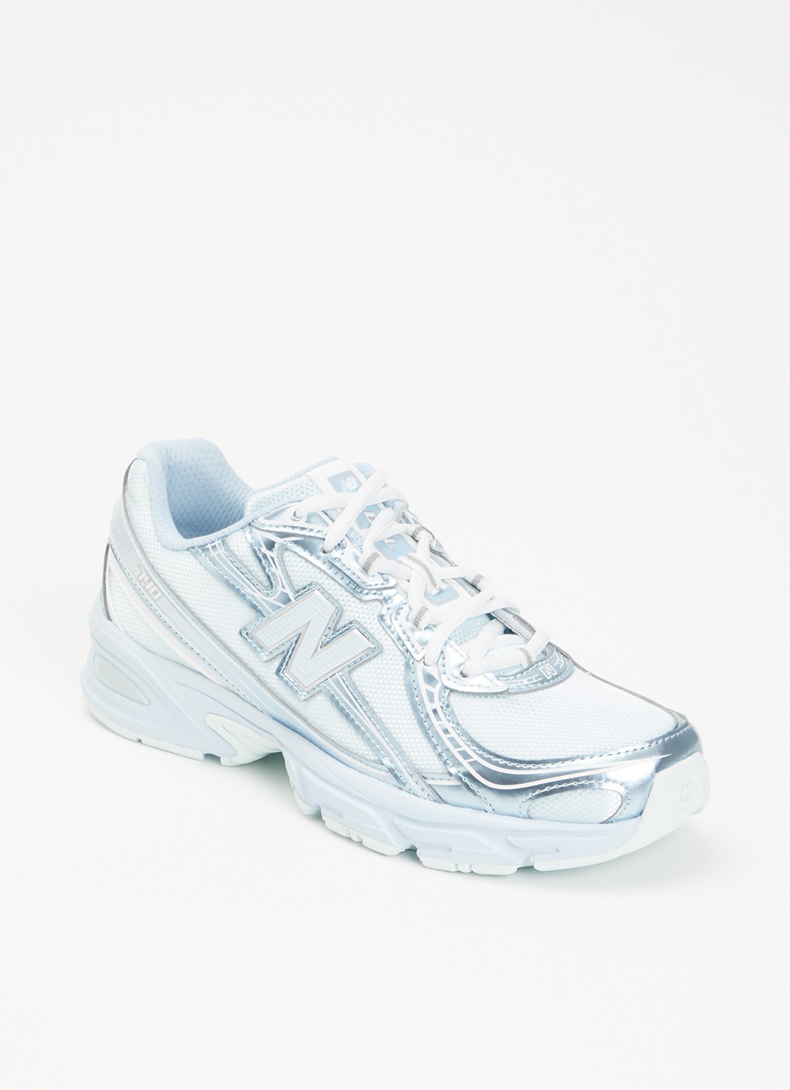 New Balance 740 sneaker met metallic finish - voorkant 2 lichtblauw