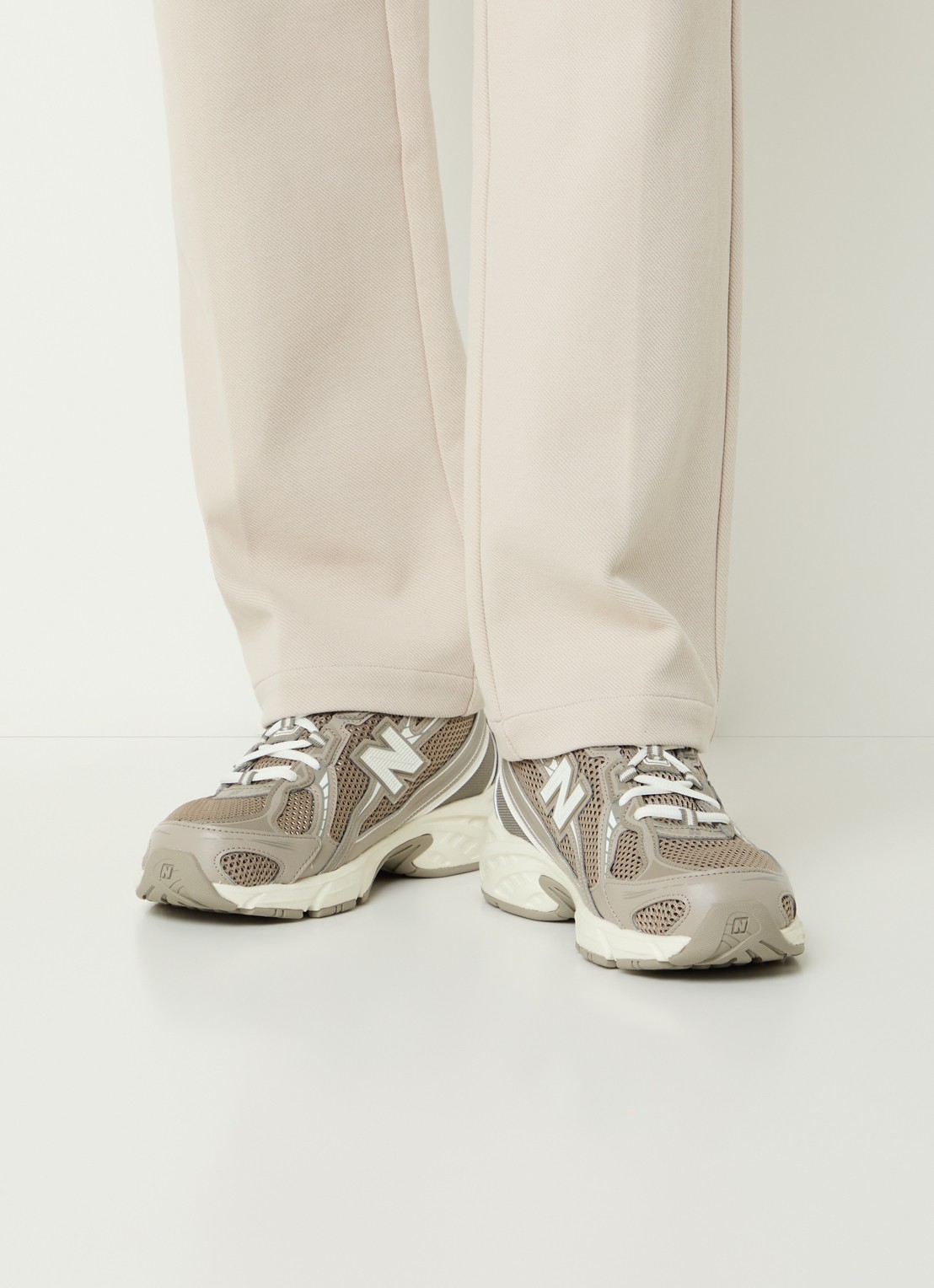 New Balance 740 sneaker van mesh met logo - voorkant 5 taupe