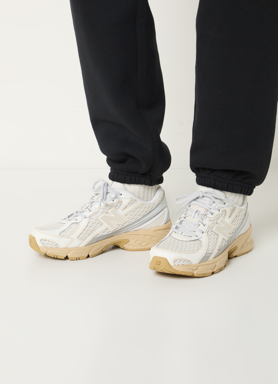 New Balance 740 sneaker van mesh met logo - voorkant 3 creme